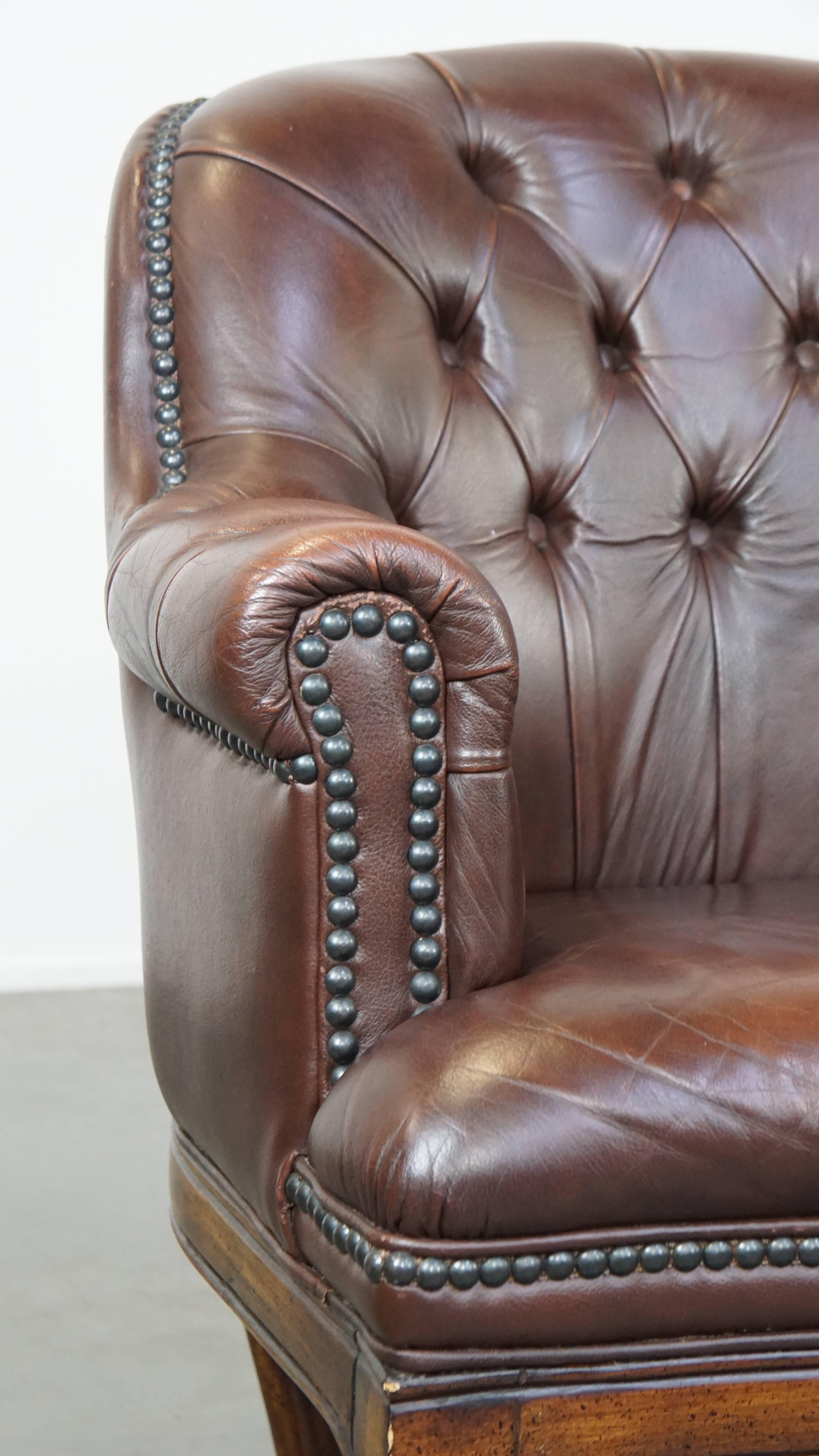 Ensemble de 2 charmants fauteuils anglais chesterfield en cuir de vache avec pieds élégants en vente 6