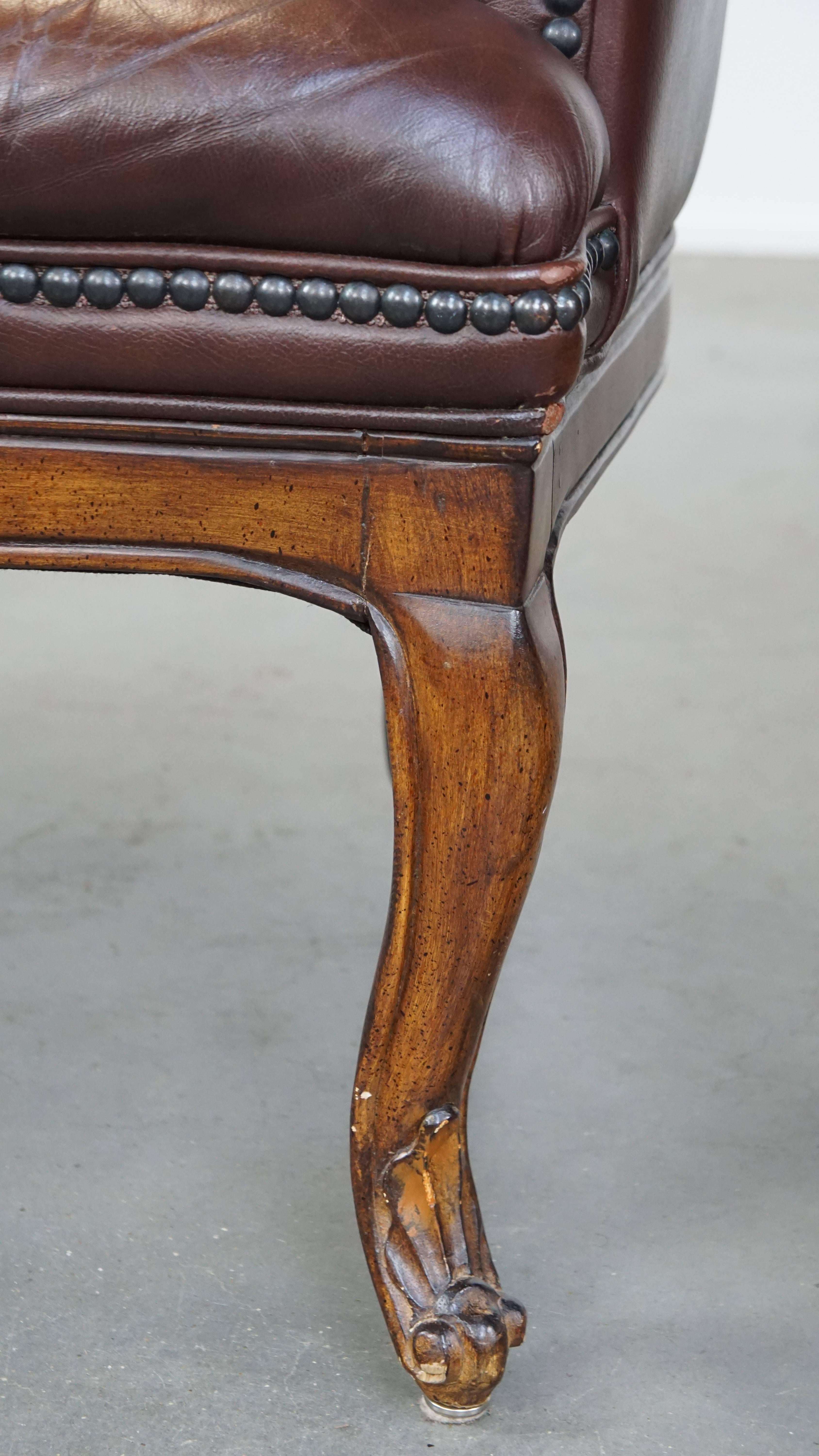 Ensemble de 2 charmants fauteuils anglais chesterfield en cuir de vache avec pieds élégants en vente 7