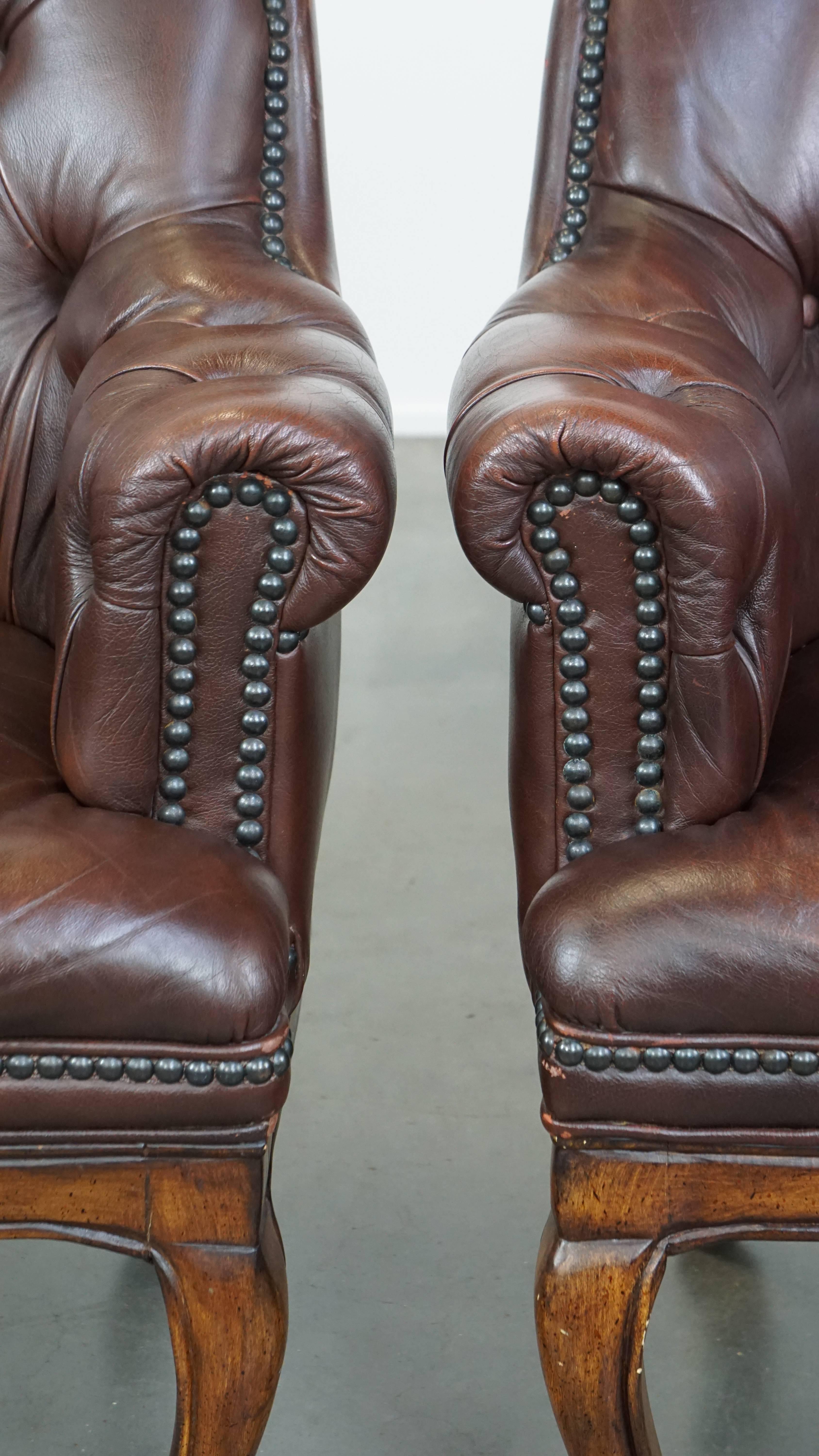 Ensemble de 2 charmants fauteuils anglais chesterfield en cuir de vache avec pieds élégants en vente 8