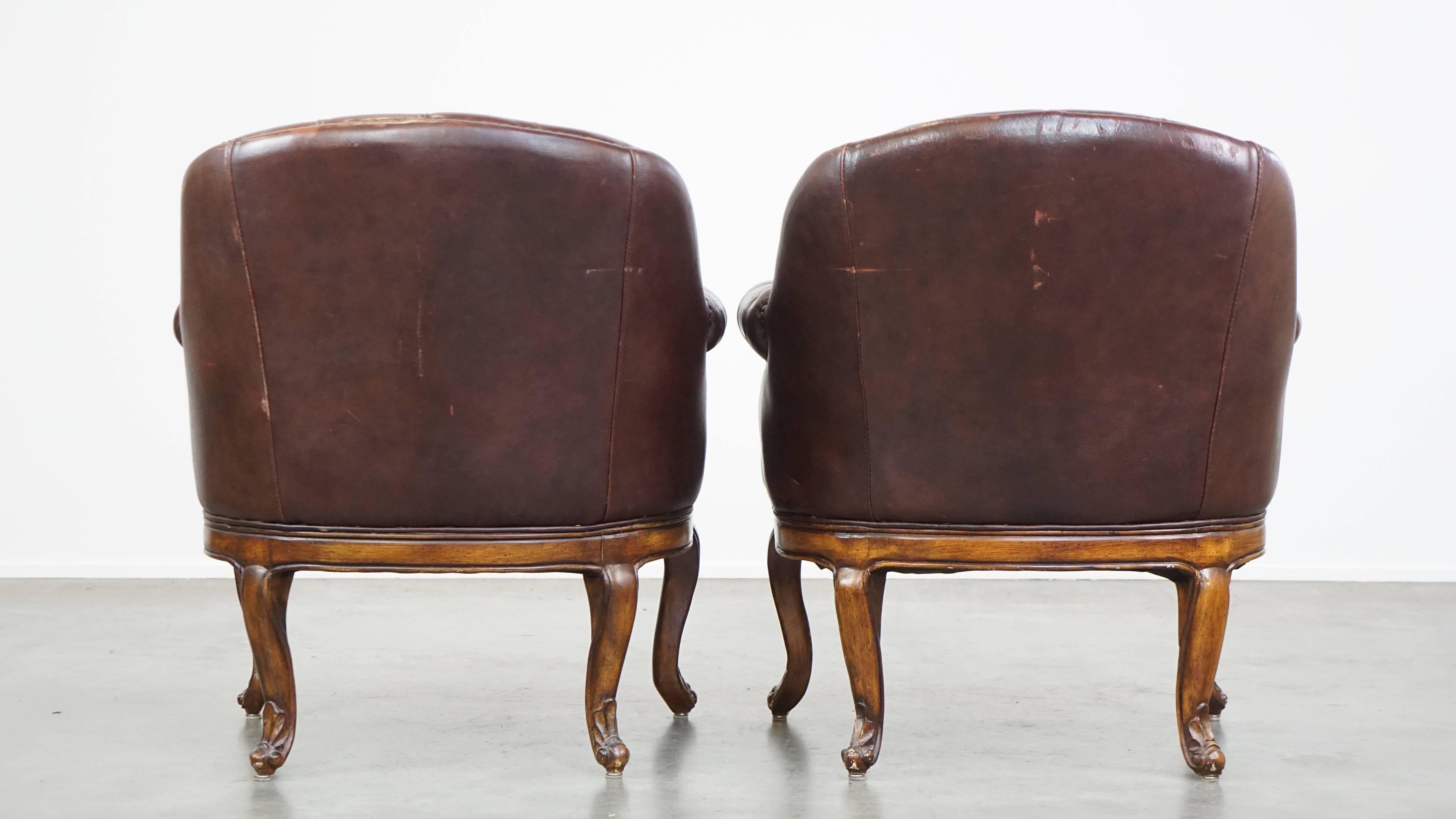 Chesterfield Ensemble de 2 charmants fauteuils anglais chesterfield en cuir de vache avec pieds élégants en vente