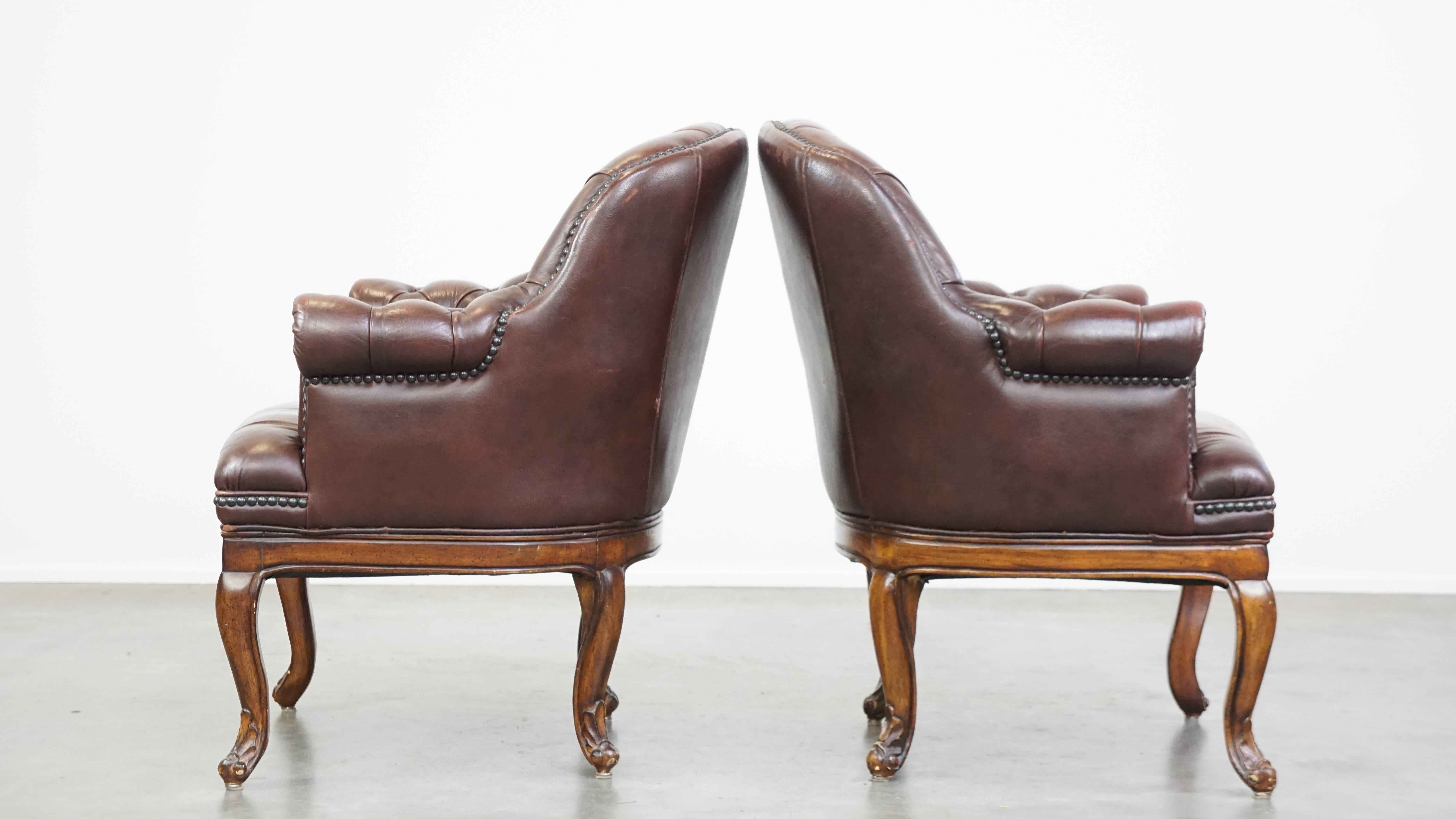 Anglais Ensemble de 2 charmants fauteuils anglais chesterfield en cuir de vache avec pieds élégants en vente