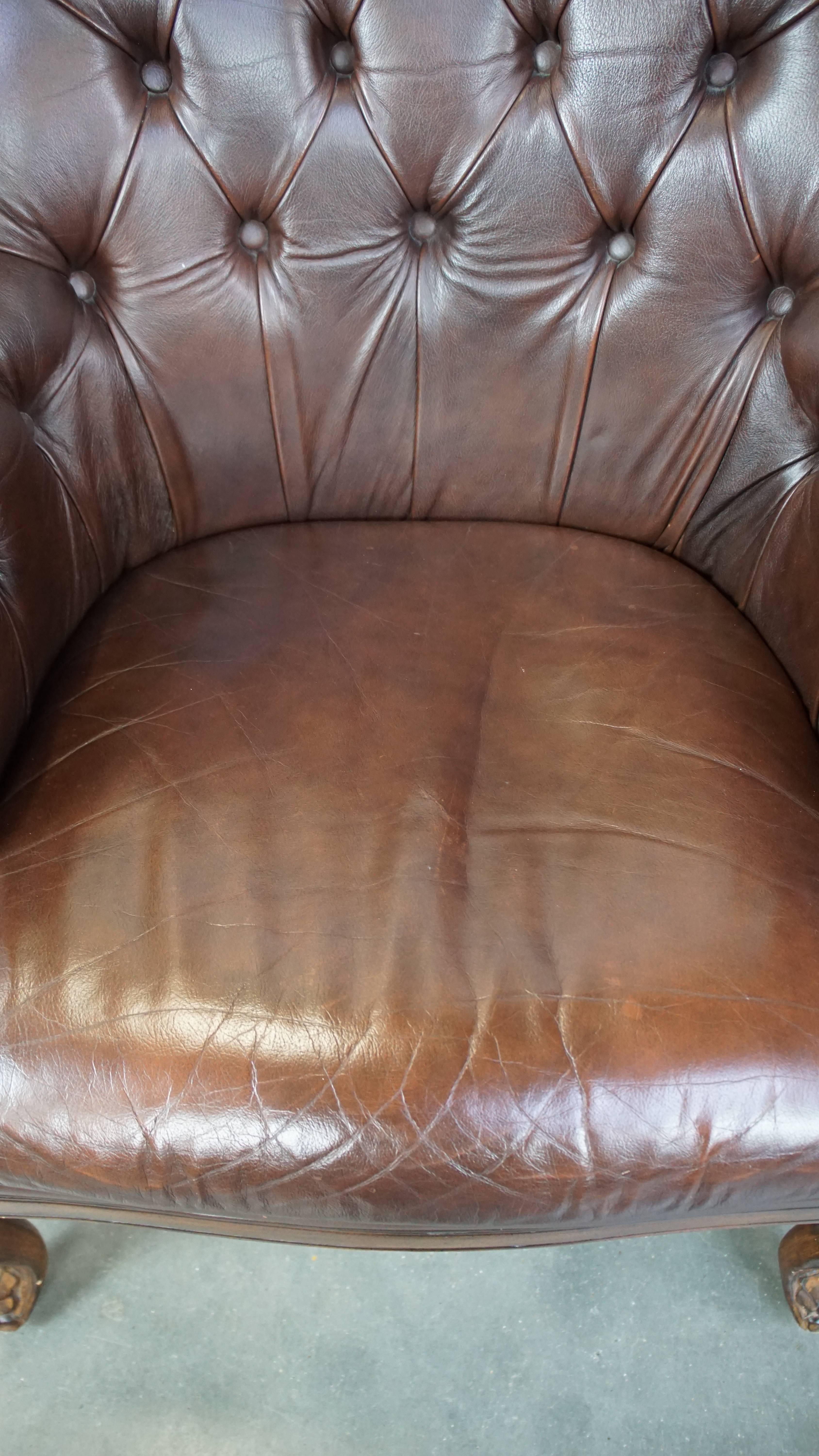 Fait main Ensemble de 2 charmants fauteuils anglais chesterfield en cuir de vache avec pieds élégants en vente