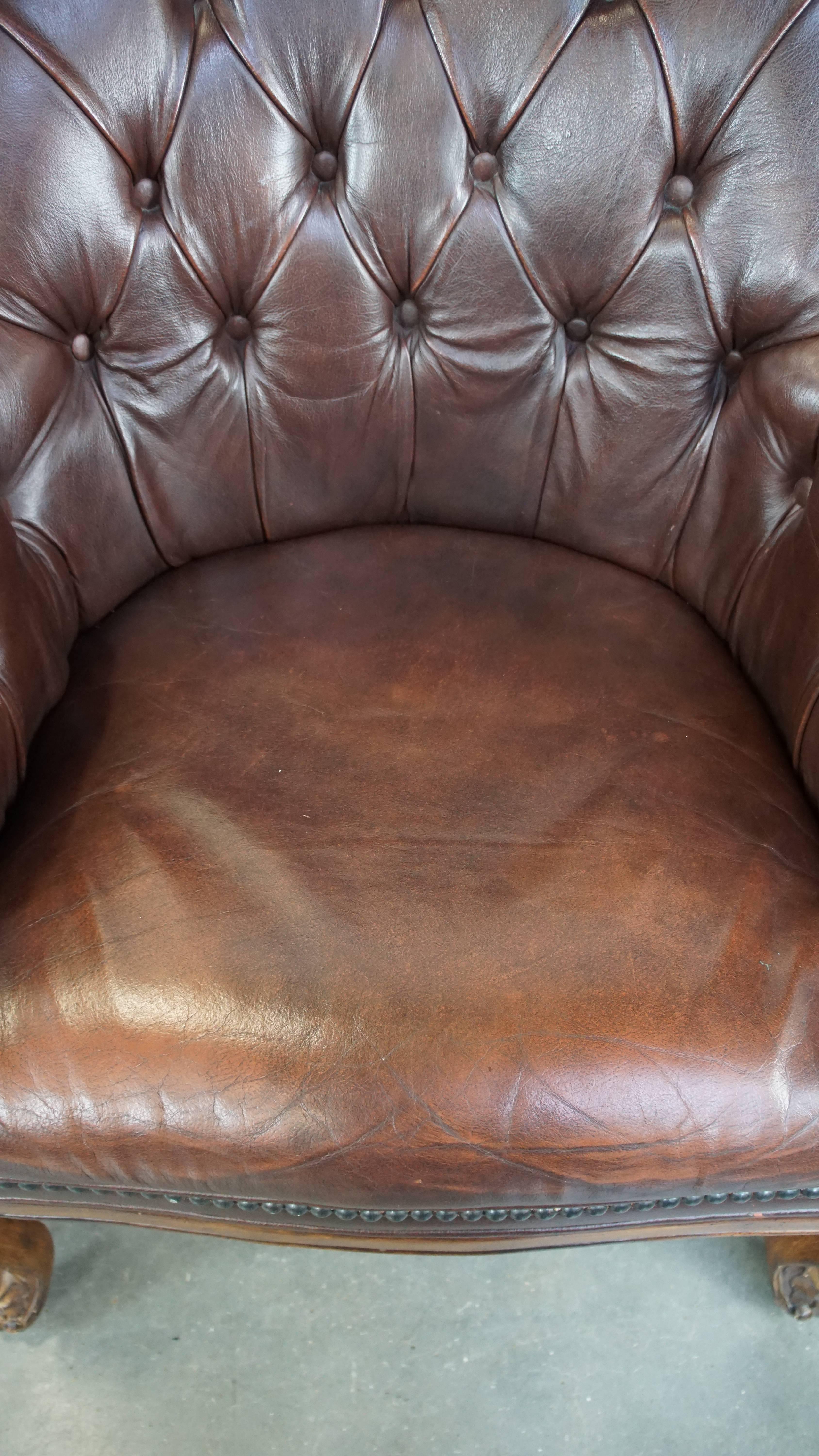 Ensemble de 2 charmants fauteuils anglais chesterfield en cuir de vache avec pieds élégants Bon état - En vente à Harderwijk, NL