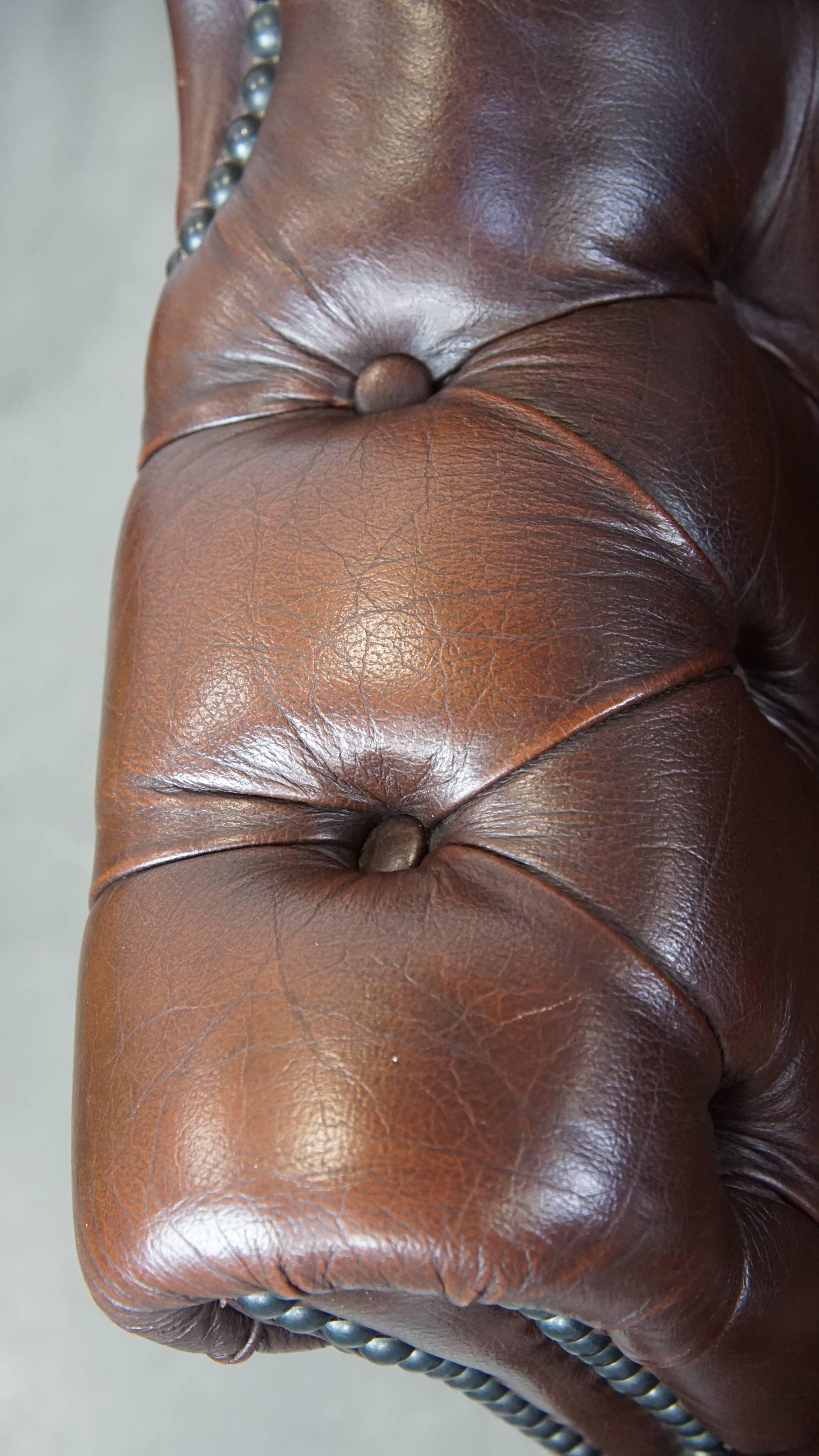 20ième siècle Ensemble de 2 charmants fauteuils anglais chesterfield en cuir de vache avec pieds élégants en vente