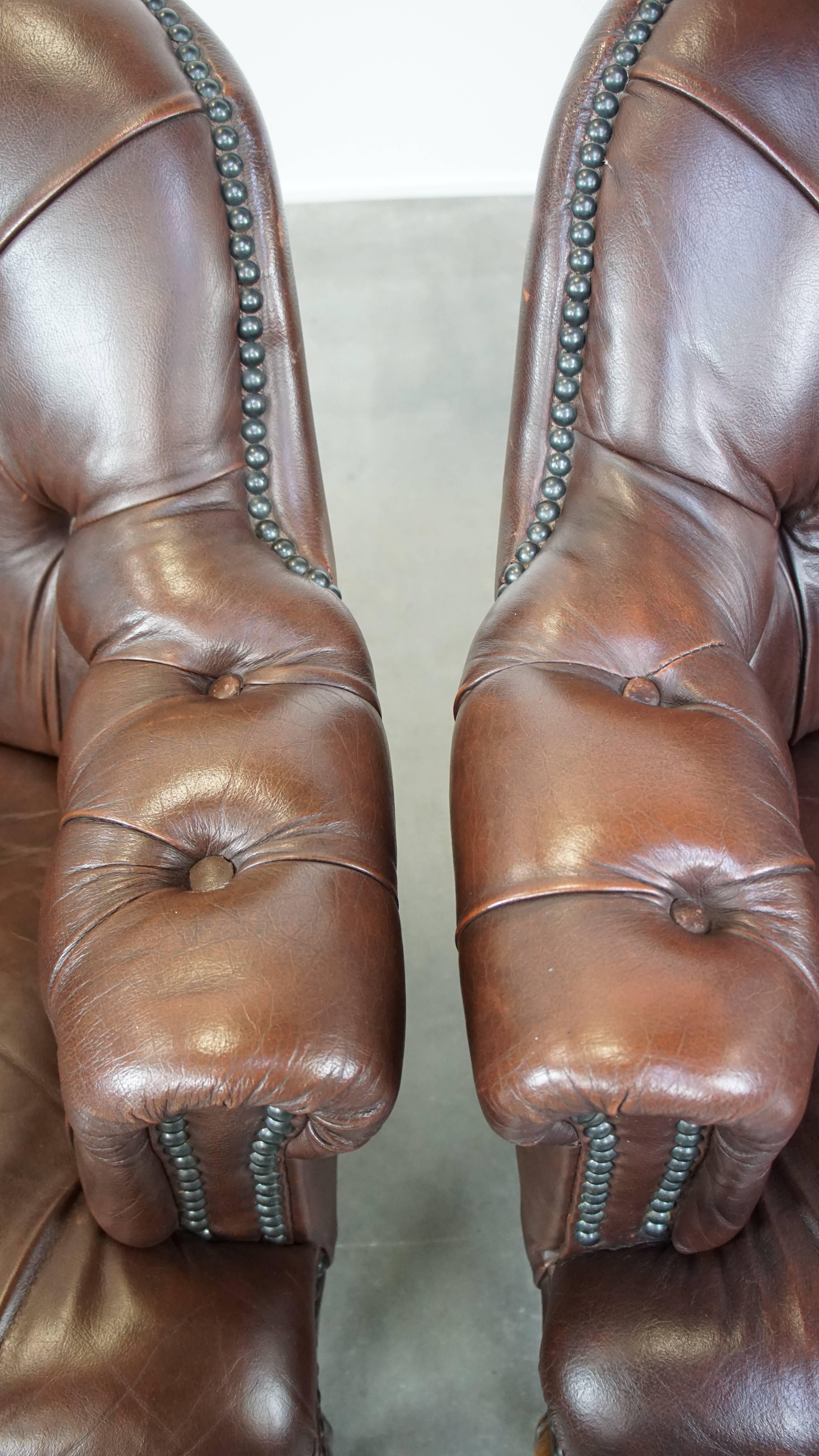 Cuir de vache Ensemble de 2 charmants fauteuils anglais chesterfield en cuir de vache avec pieds élégants en vente