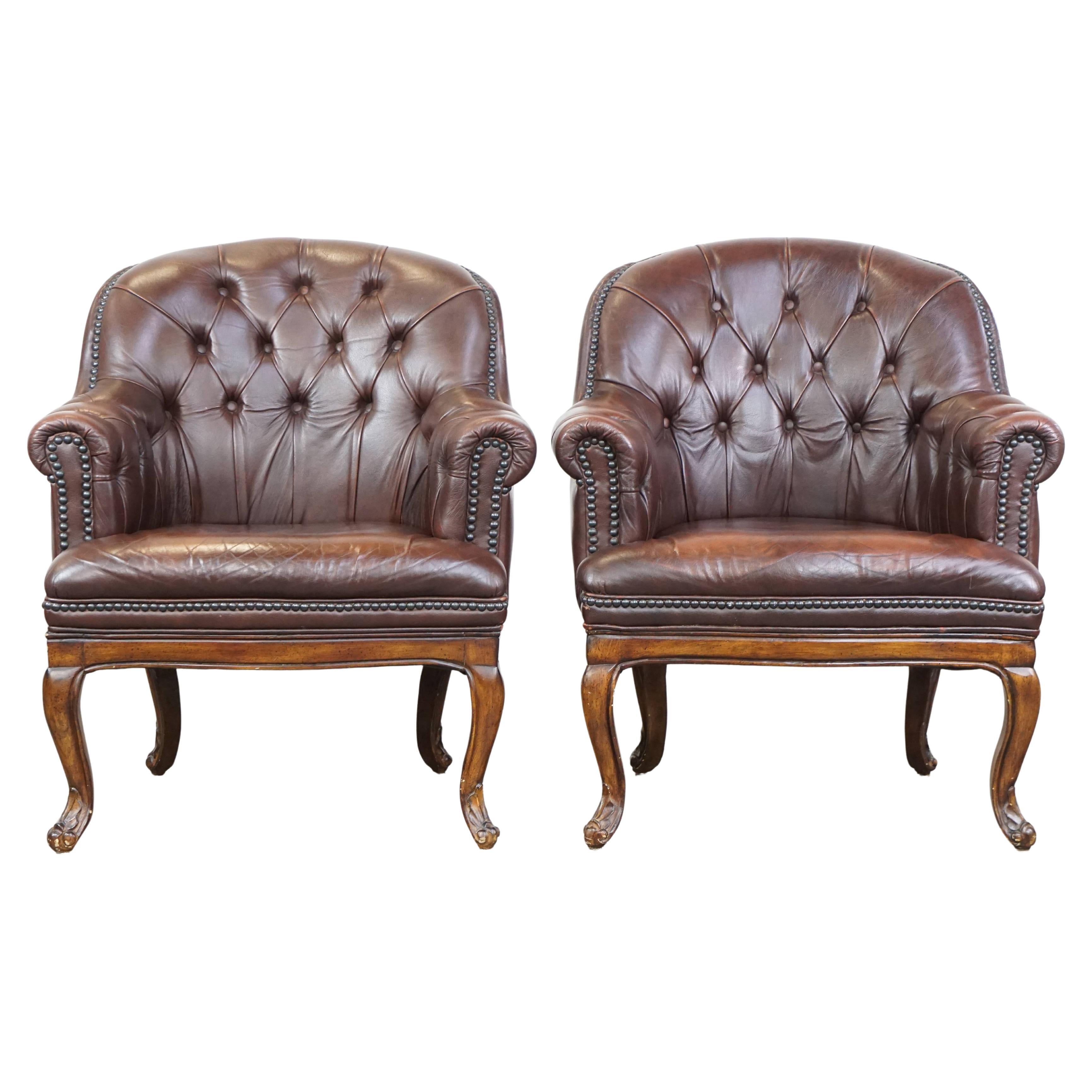 Set of 2 charming cow leather English chesterfield armchairs with elegant legs