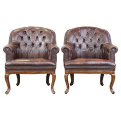 Ensemble de 2 charmants fauteuils anglais chesterfield en cuir de vache avec pieds élégants