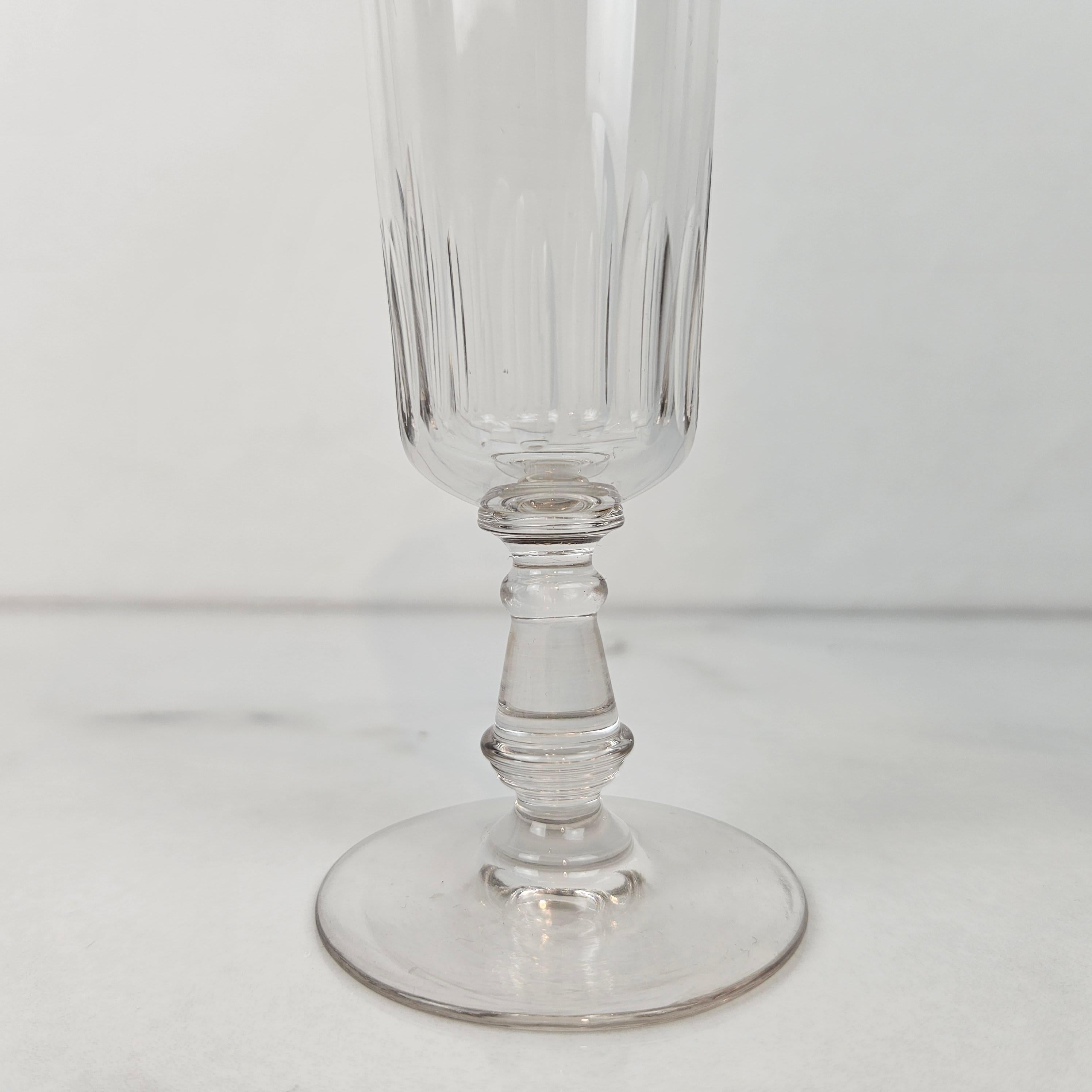 Fait main Ensemble de 2 charmantes flûtes à champagne soufflées à la main, vers 1900 en vente