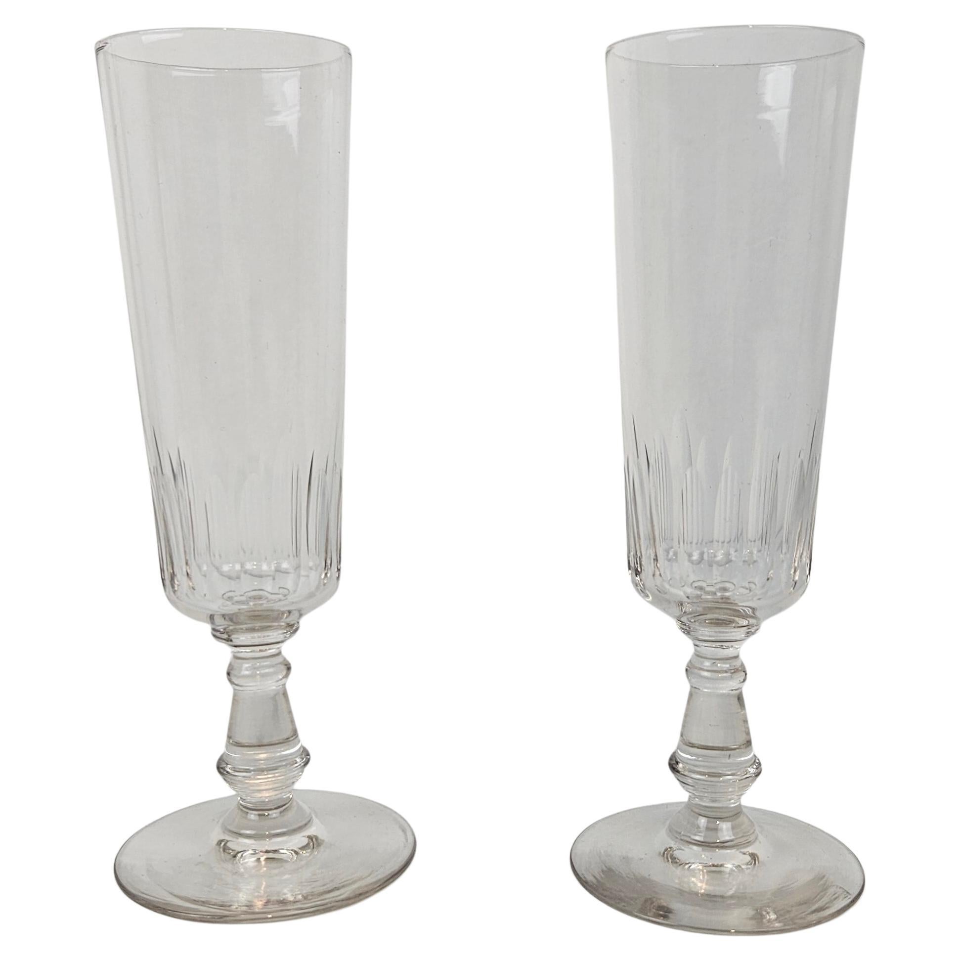 Satz von 2 charmanten französischen mundgeblasenen Champagnerflöten, um 1900