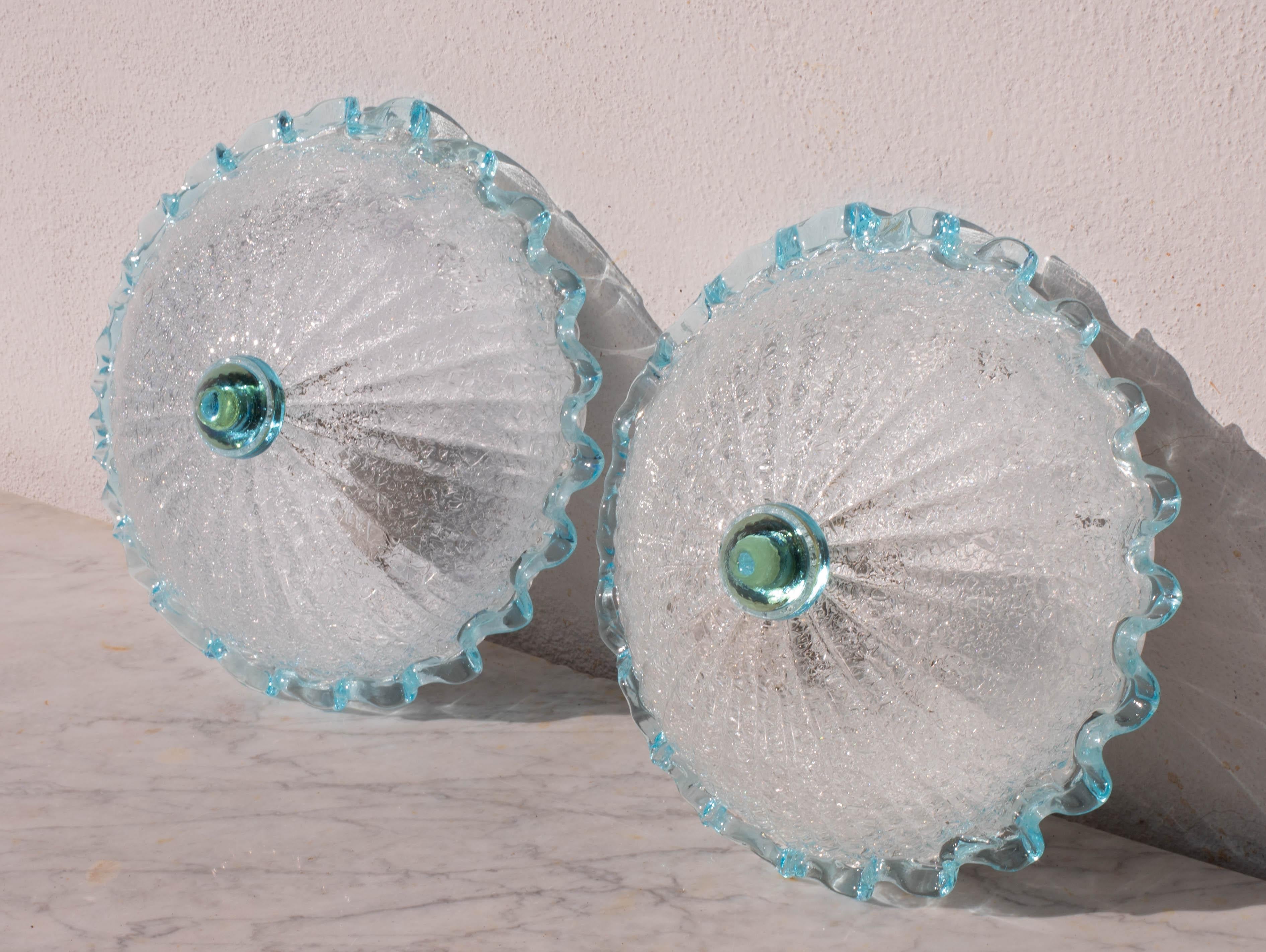 Fin du 20e siècle Charmant ensemble de 2 plafonniers italiens en verre de Murano bleu, Murano, 1970 en vente