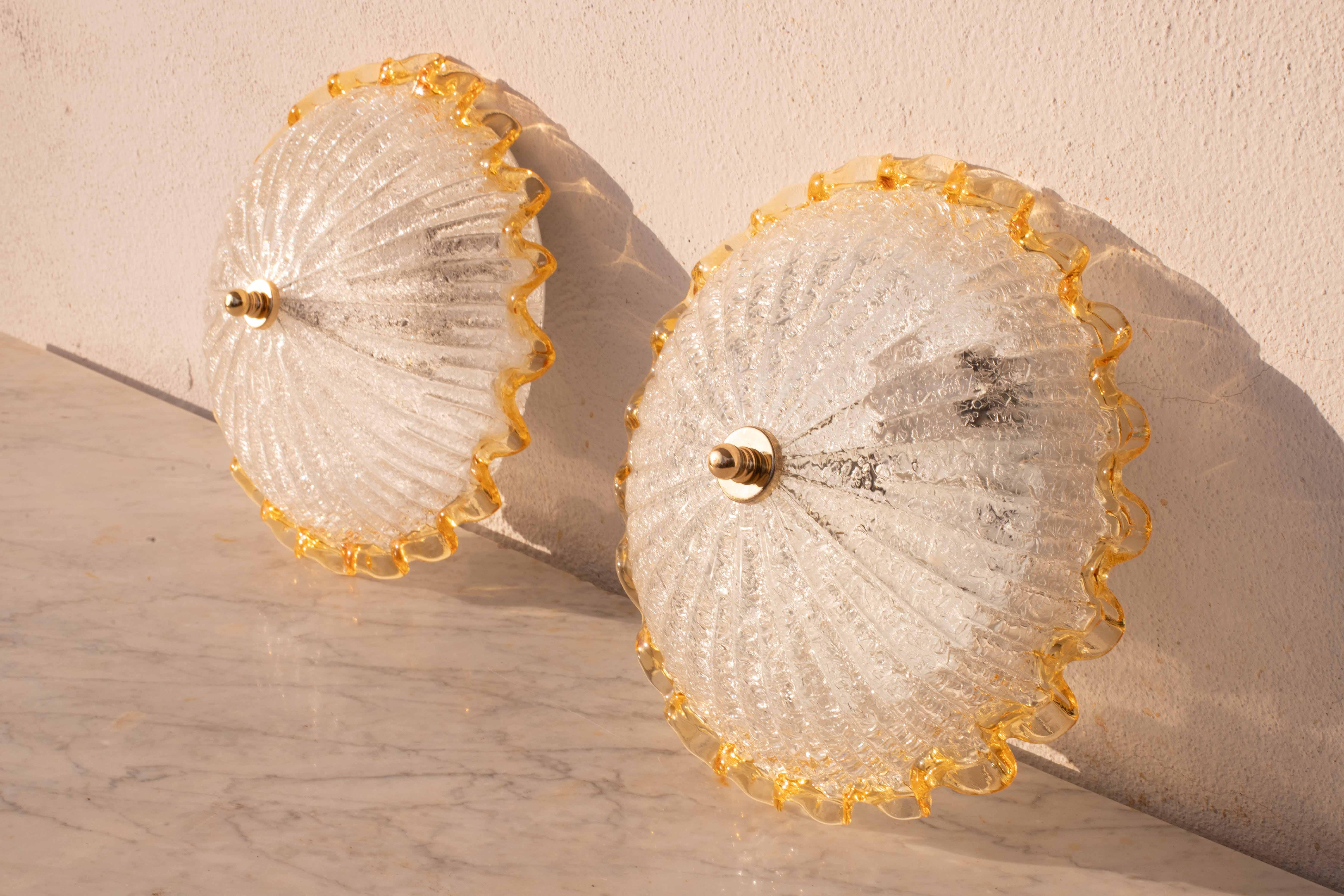 Juego de 2 encantadores plafones italianos de cristal de Murano amarillo, Murano, 1970 finales del siglo XX en venta