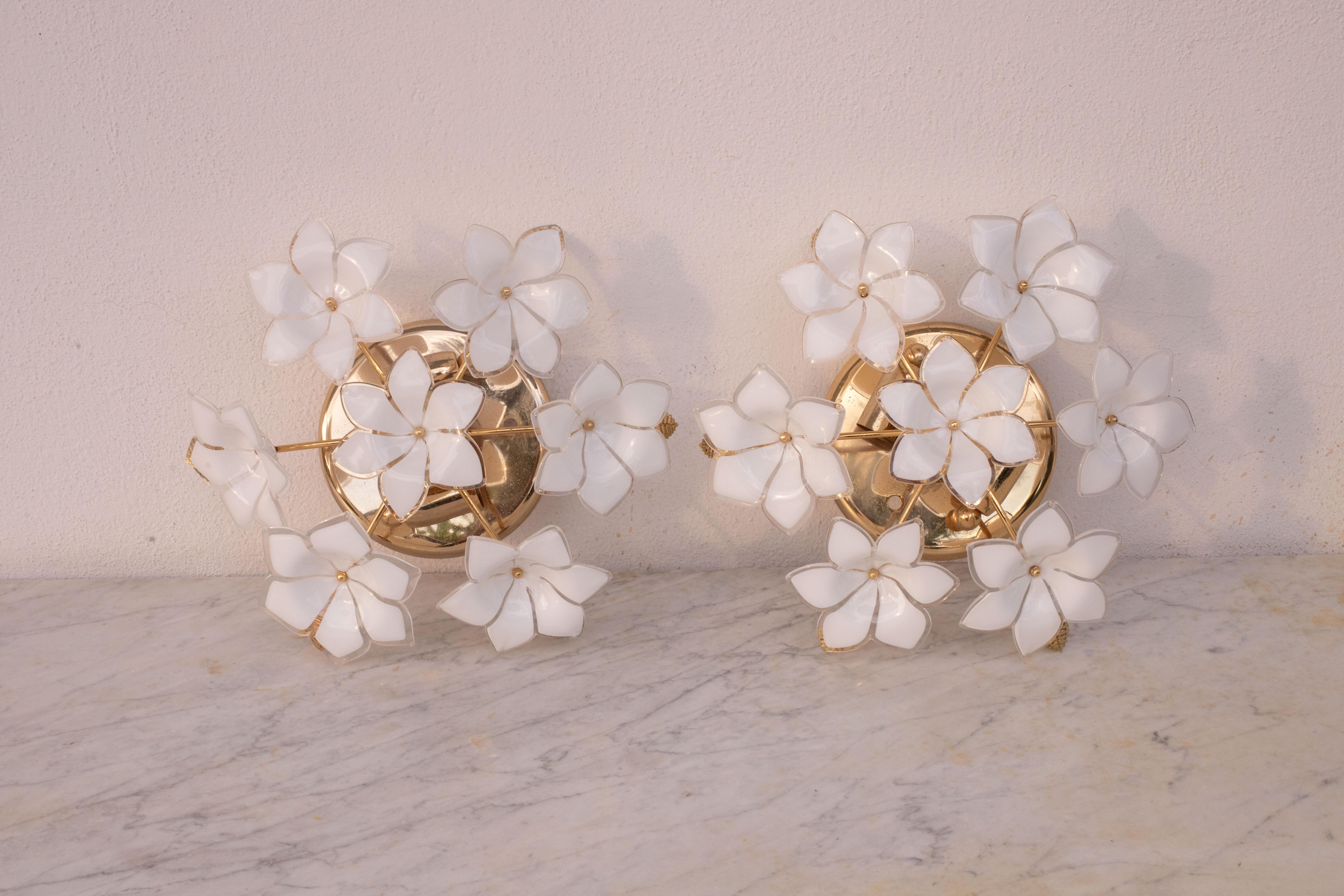 Set of 2 Gorgeous white flowers Murano ceiling light.
The ceiling light mounts 2 lamp holders with E14 socket, possible to switch for USA.
Height 14 cm, diameter 38 centimetres
Very good condition of the flowers, the flowers are all handmade so they