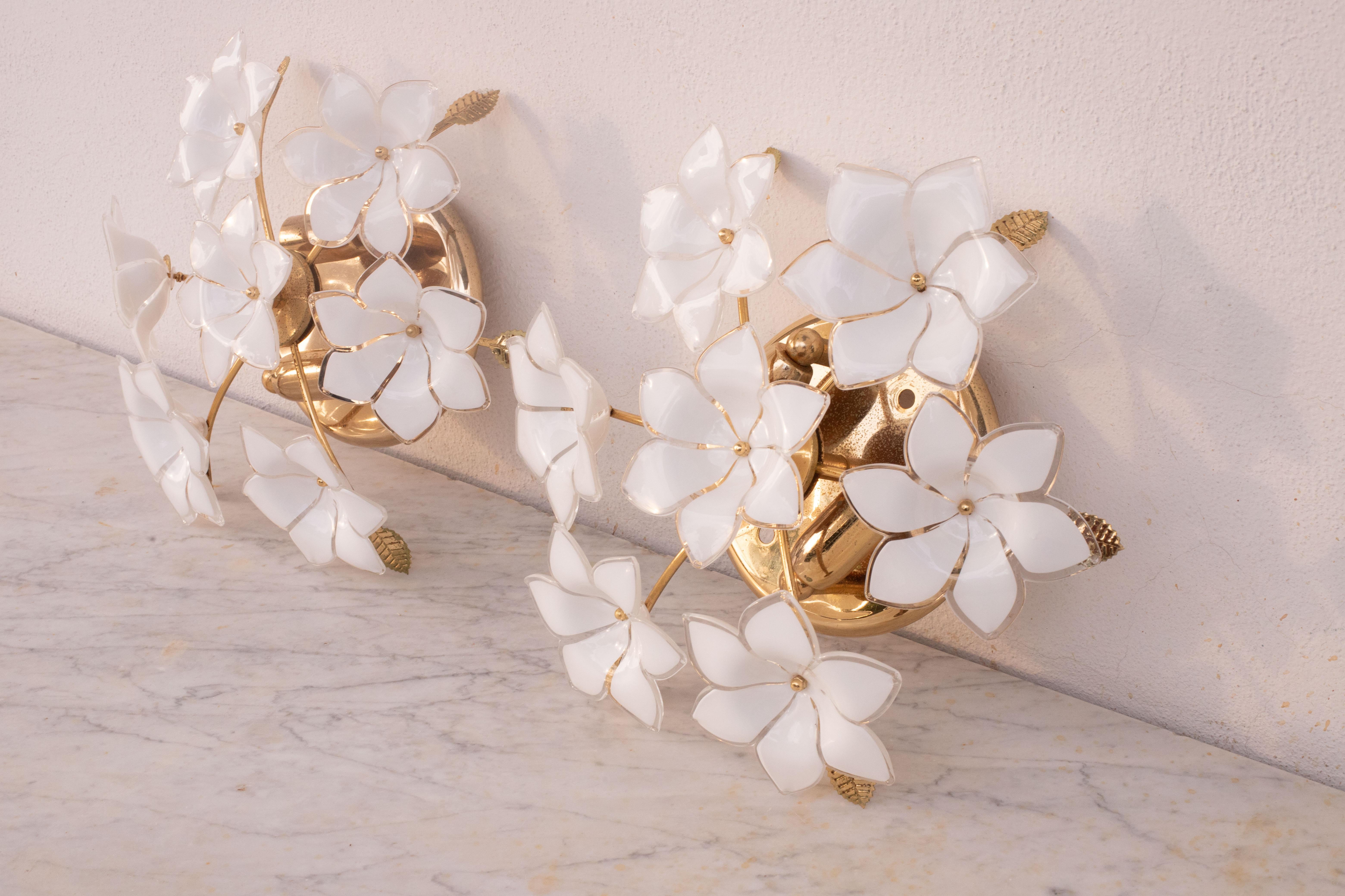 Set of 2 Charming Murano Vintage Ceiling Light White Flowers, 1970s In Good Condition In Roma, IT