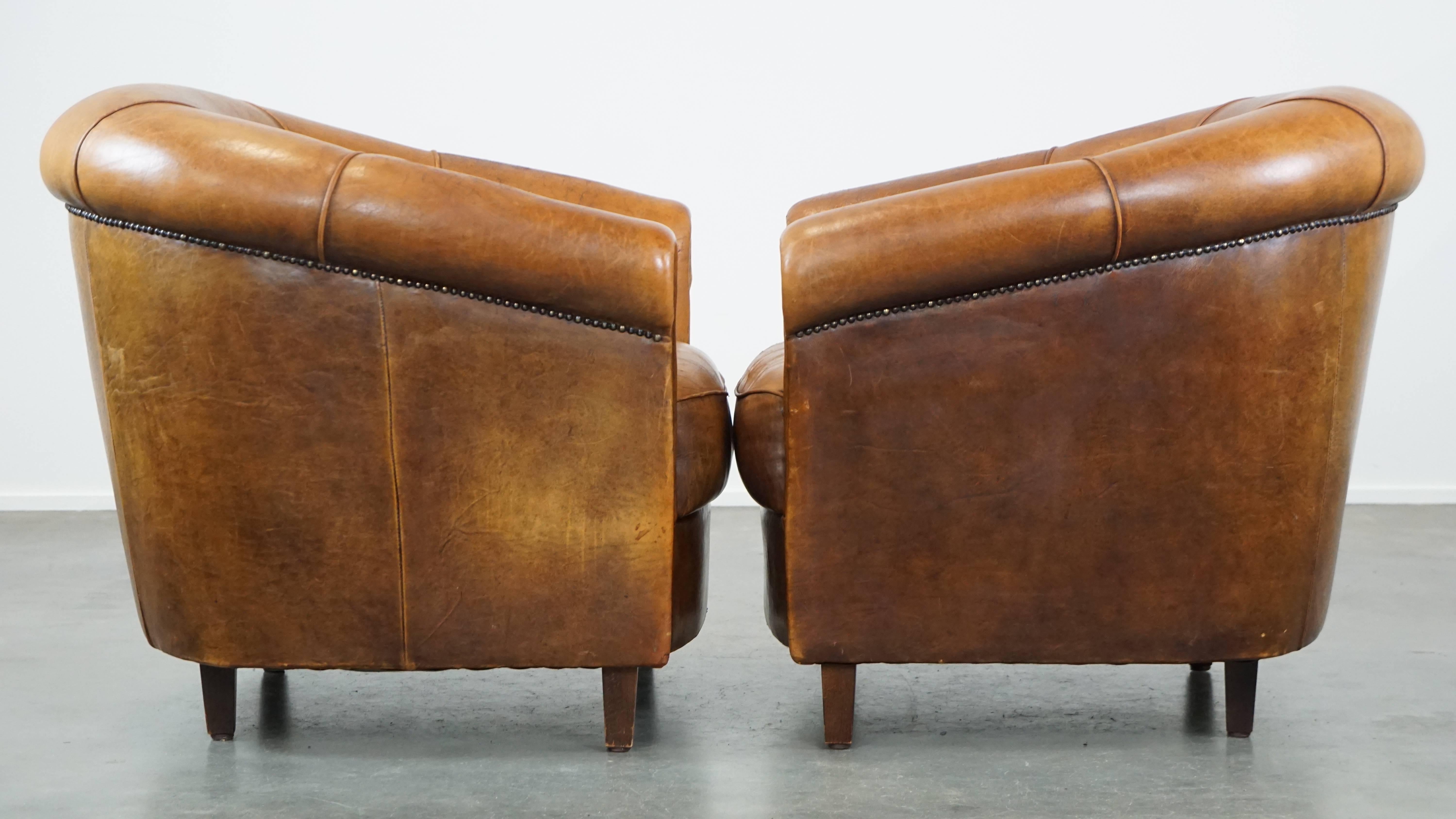 Questo set di 2 fantastiche poltrone club in pelle di pecora si troverà a suo agio in quasi tutti gli interni. Il colore cognac chiaro, la finitura con chiodi decorativi e la struttura comoda e affascinante ne fanno dei pezzi senza tempo che non