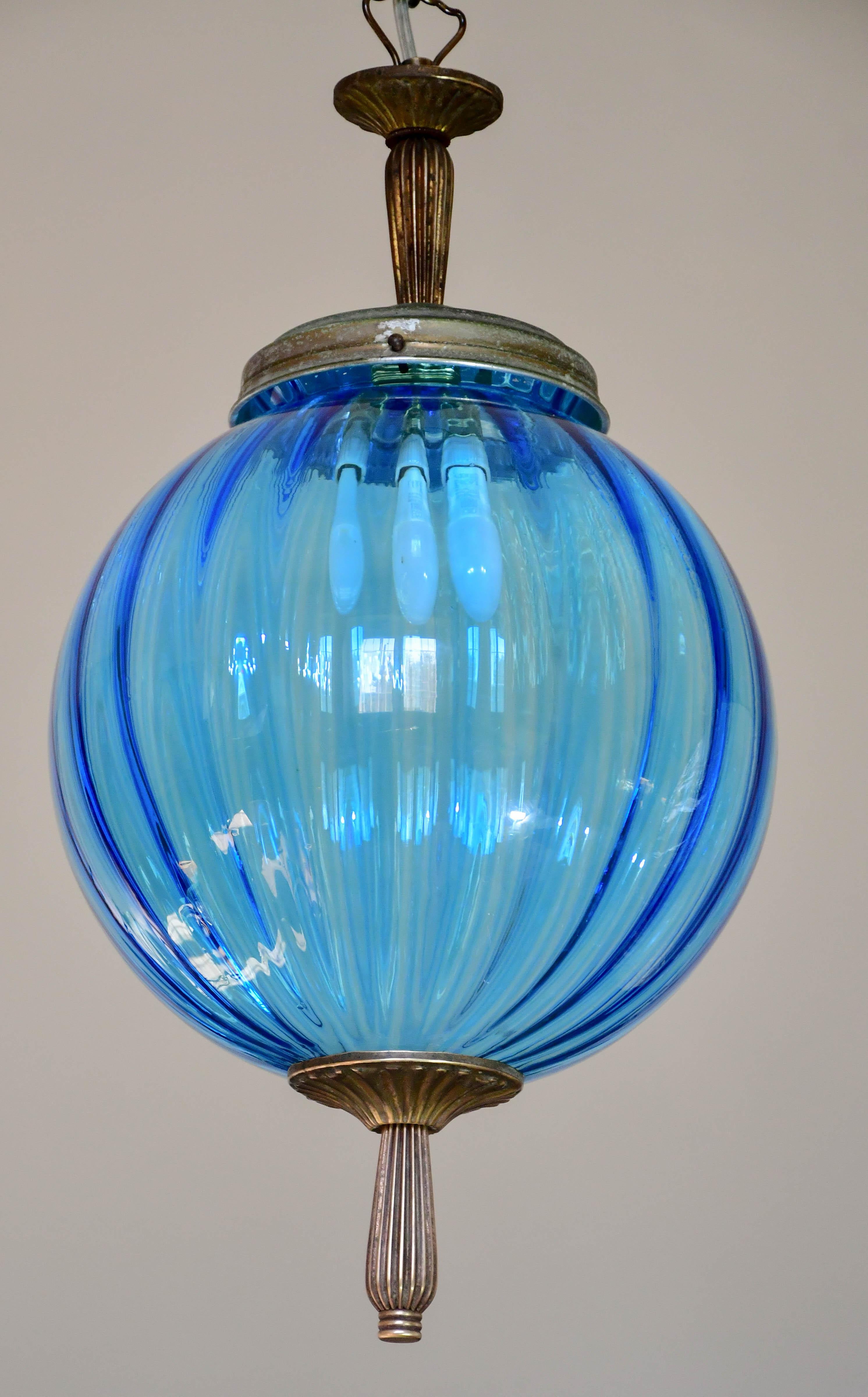Set di 2 affascinanti luci a sospensione in vetro blu di Murano vintage, 1960 In condizioni buone in vendita a Roma, IT
