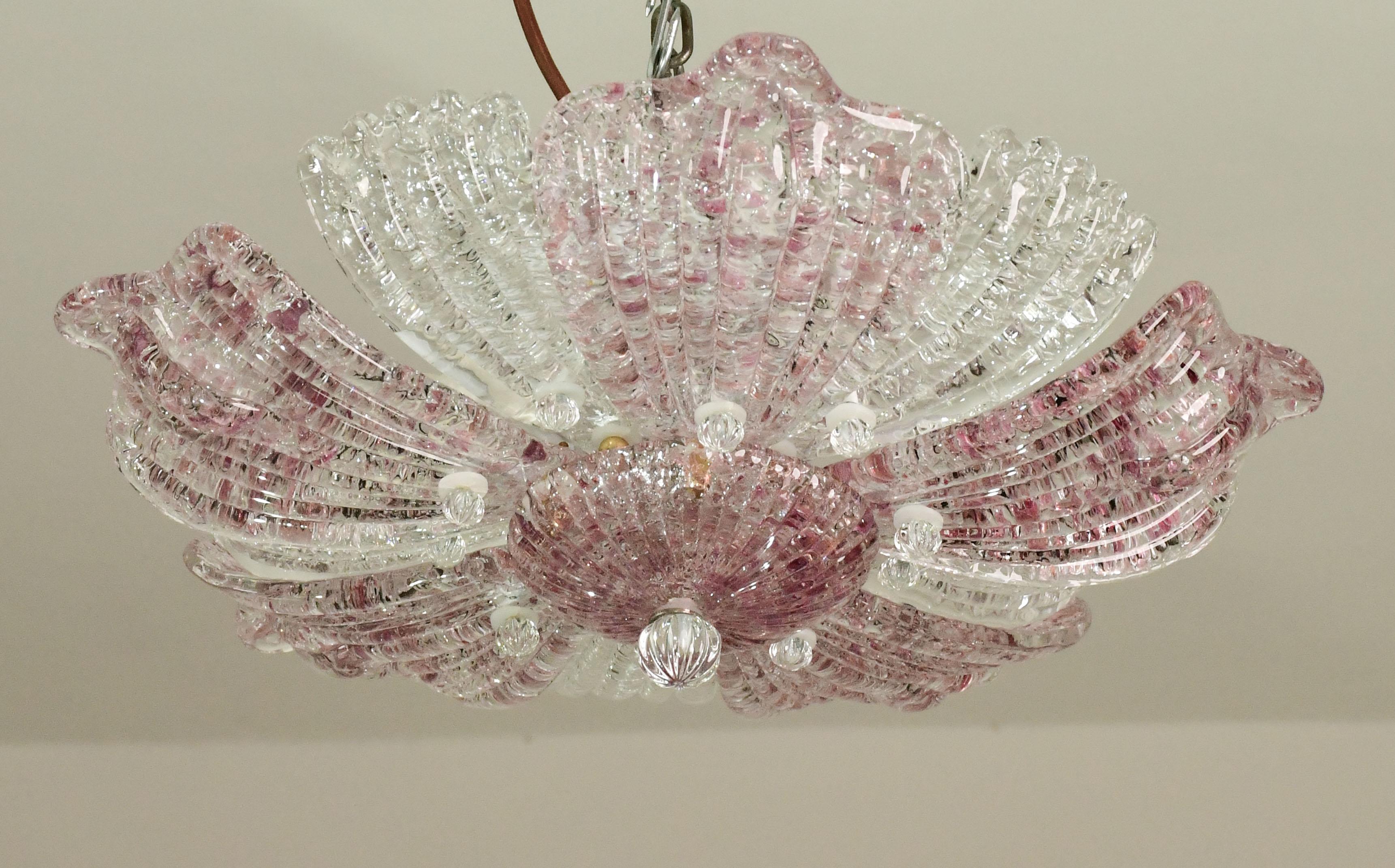 Set of 2 Elegant vintage Murano ceiling light with pink glass leaves from a historic Neapolitan pizzeria.

Period: circa 1970.

The ceiling light features 3 European standard E27 lights.

5 Pink Leaves, 5 Trasparent Leaves.

Excellent vintage