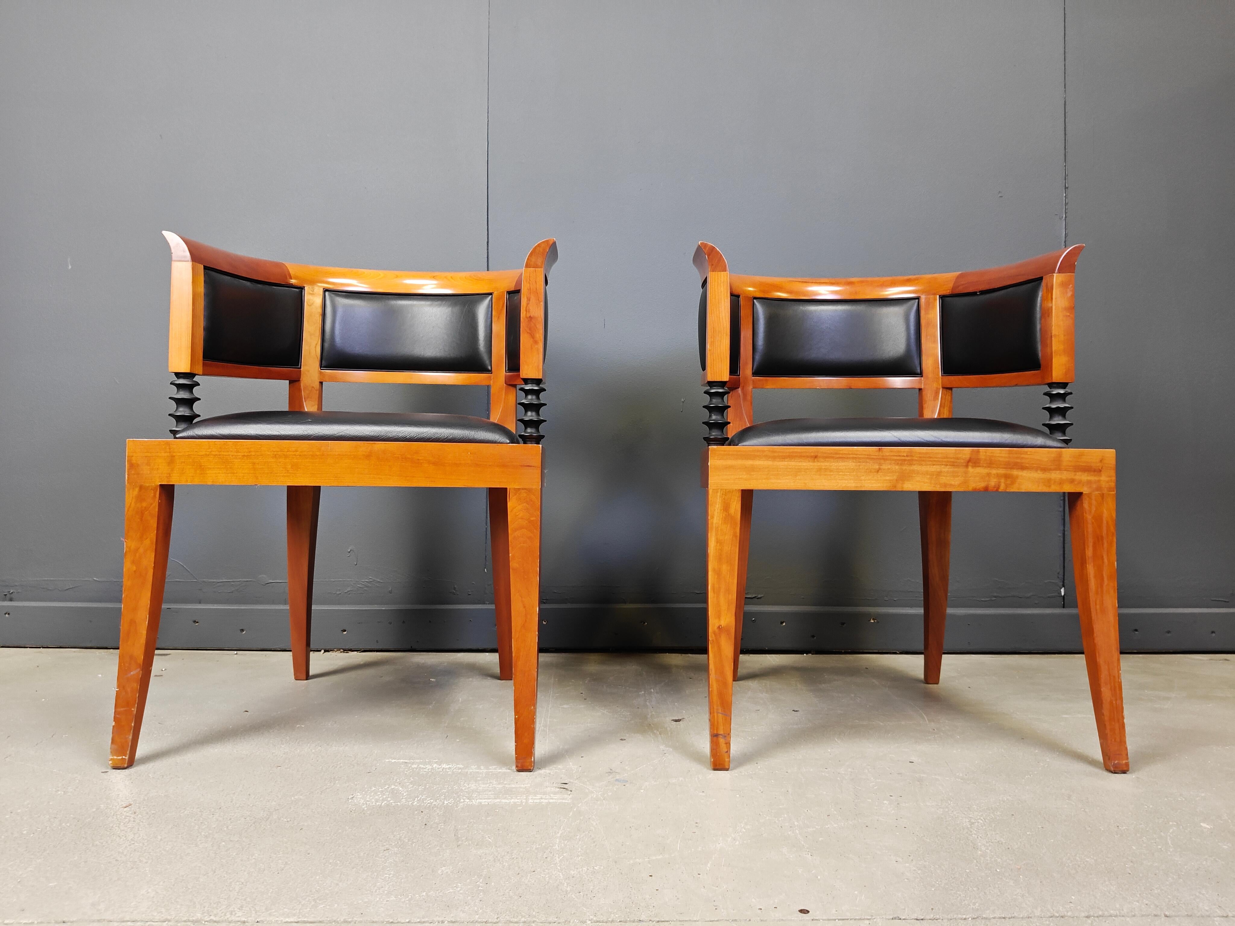 Conjunto de 2 sillones de madera de cerezo de Leon Krier Modelo Sella Media de Giorgetti en venta 3