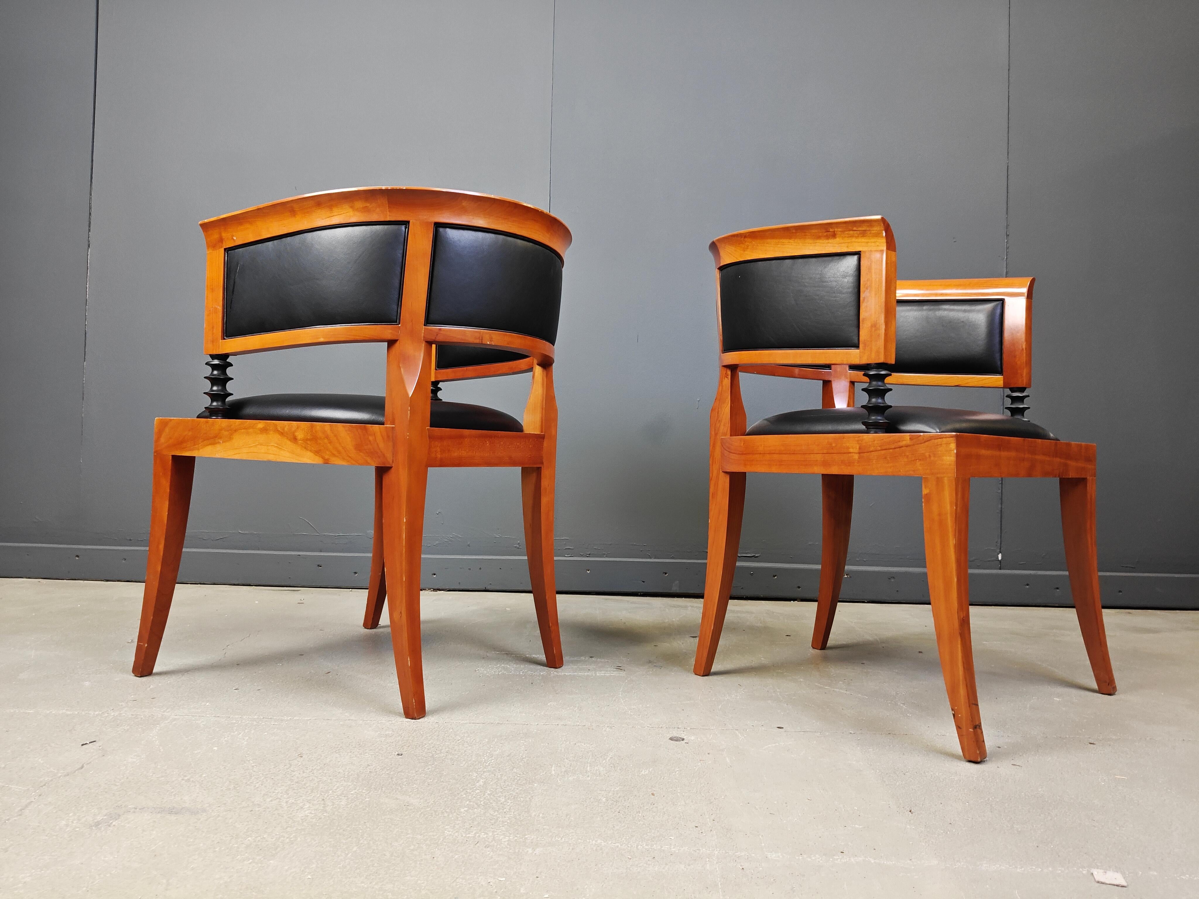 Conjunto de 2 sillones de madera de cerezo de Leon Krier Modelo Sella Media de Giorgetti Italiano en venta