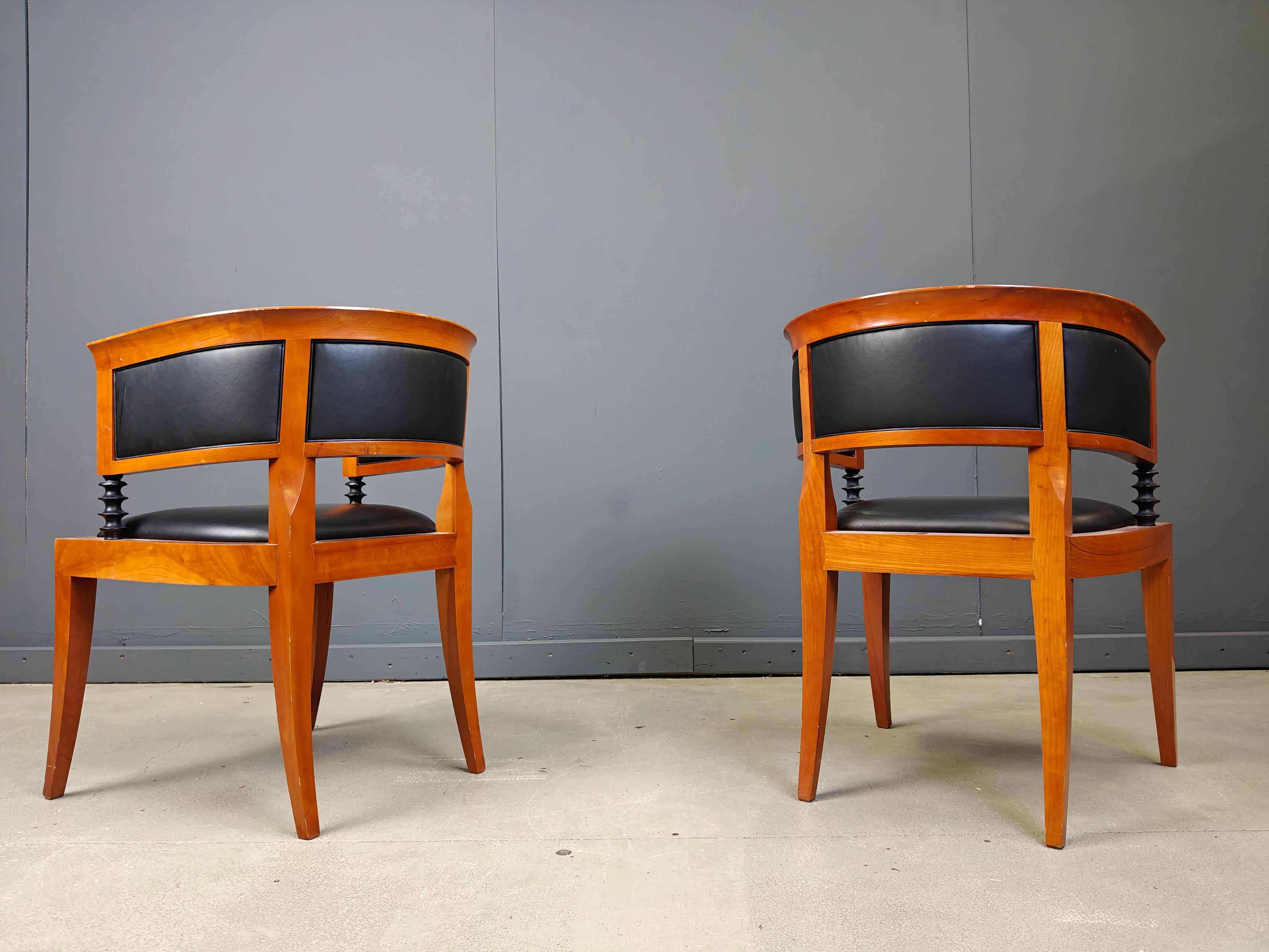 Conjunto de 2 sillones de madera de cerezo de Leon Krier Modelo Sella Media de Giorgetti en Bueno estado para la venta en Leuven, Vlaams Gewest