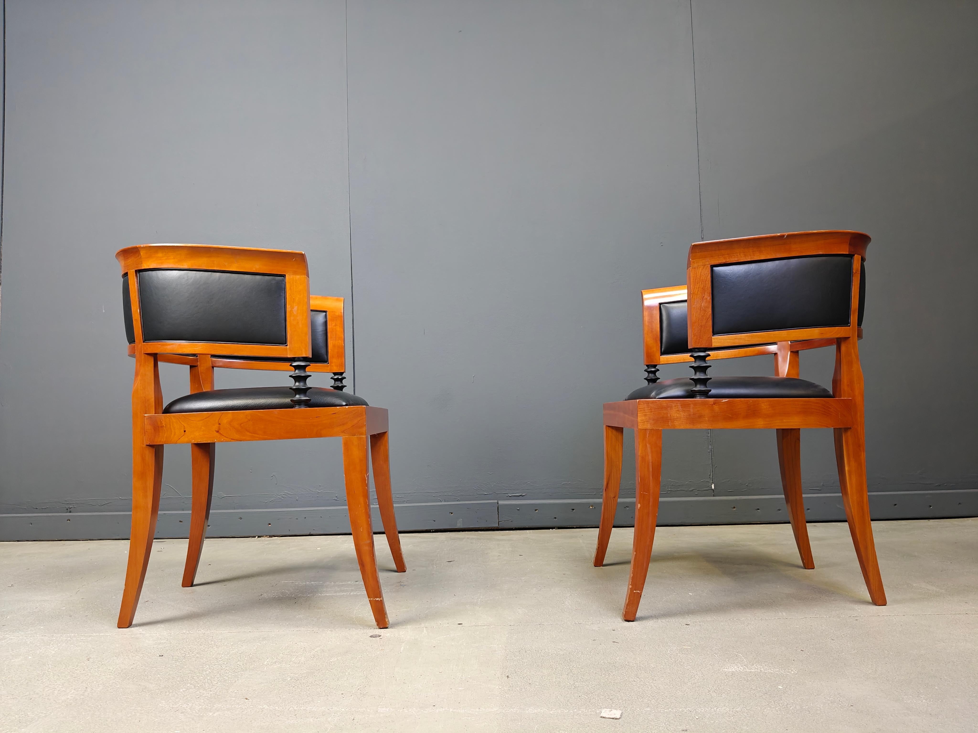 Conjunto de 2 sillones de madera de cerezo de Leon Krier Modelo Sella Media de Giorgetti finales del siglo XX en venta