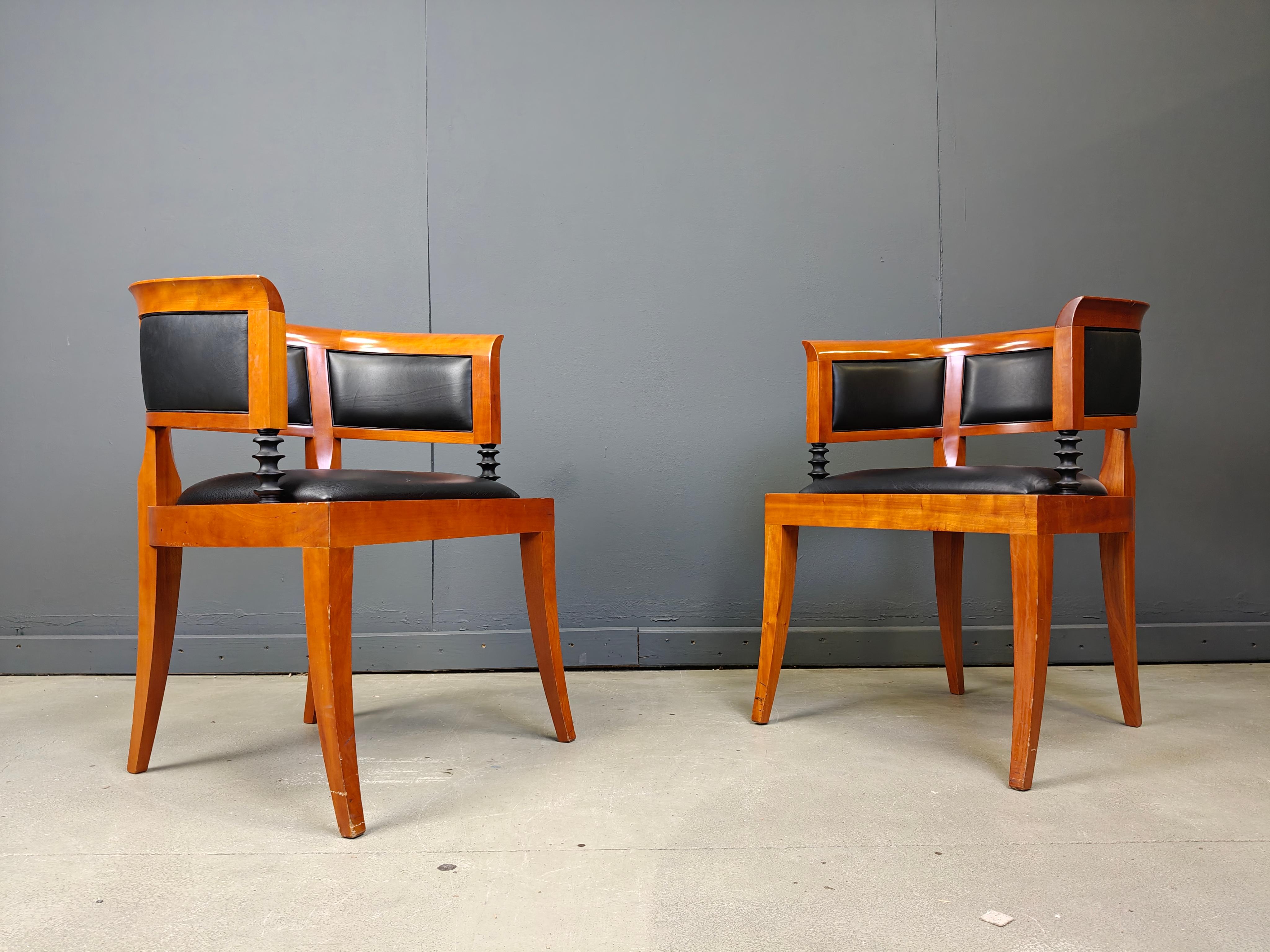Conjunto de 2 sillones de madera de cerezo de Leon Krier Modelo Sella Media de Giorgetti Cuero en venta