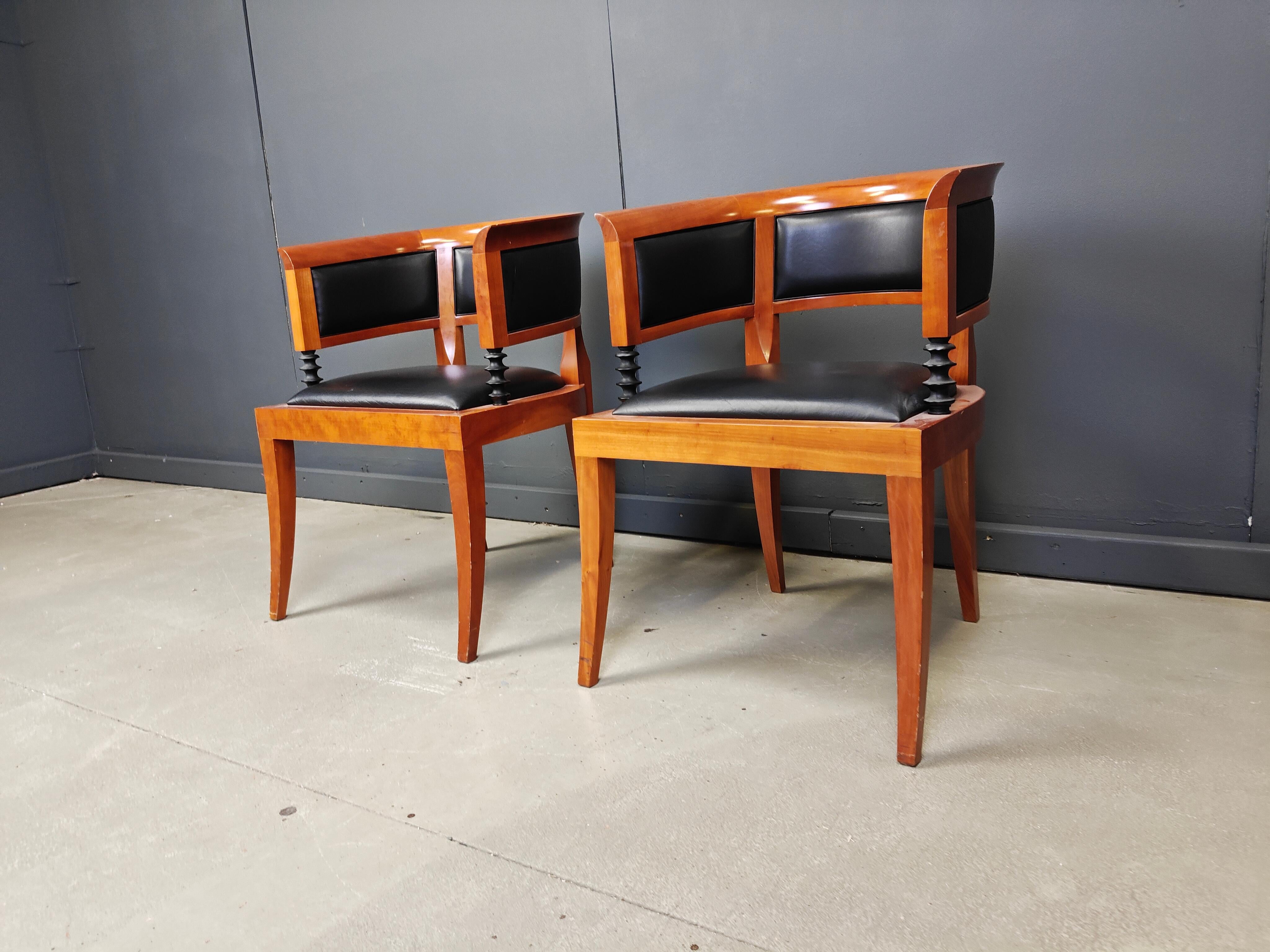 Conjunto de 2 sillones de madera de cerezo de Leon Krier Modelo Sella Media de Giorgetti en venta 1