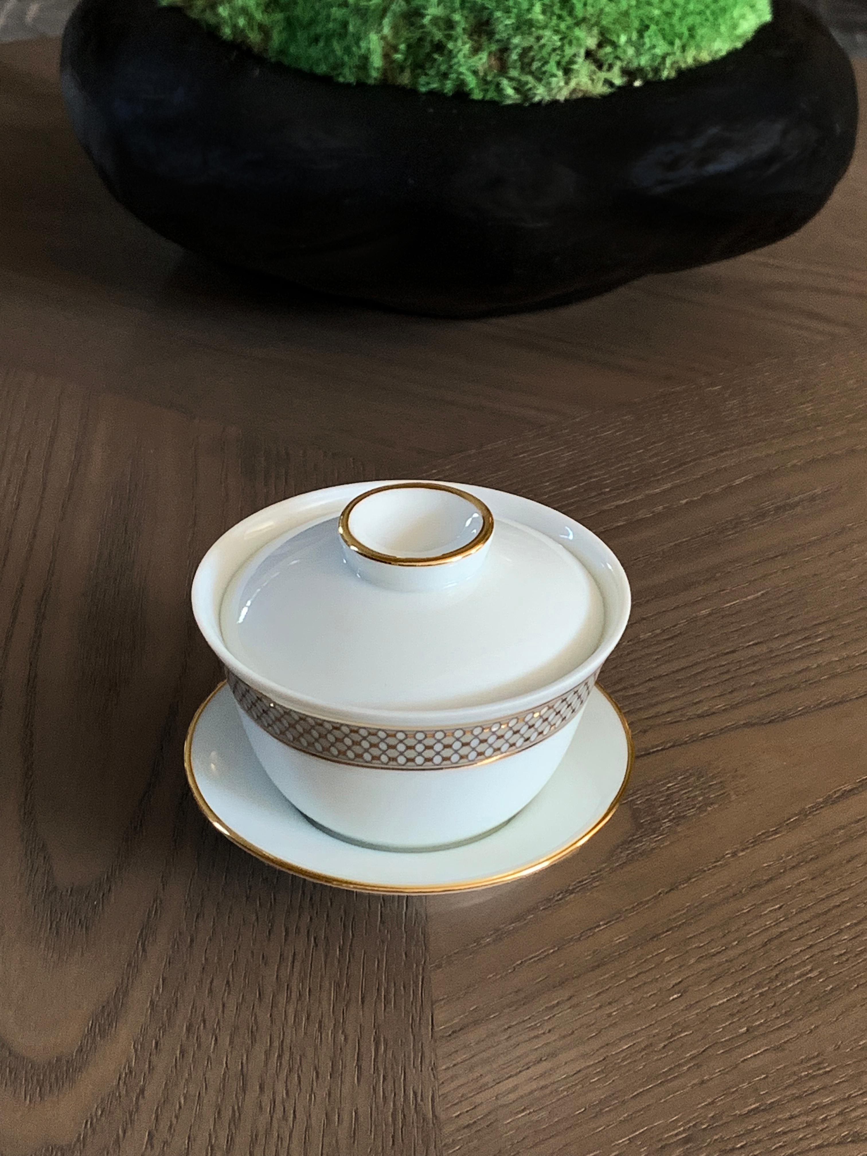 Description: Chinese tea cup gaiwan set (2 pieces)
Color: Beige and gold
Size: 11 Ø x 10 H cm, 225 ml
Material: Porcelain and gold
Collection: Modern Vintage

Larger quantities available upon request, with 8 weeks production time.