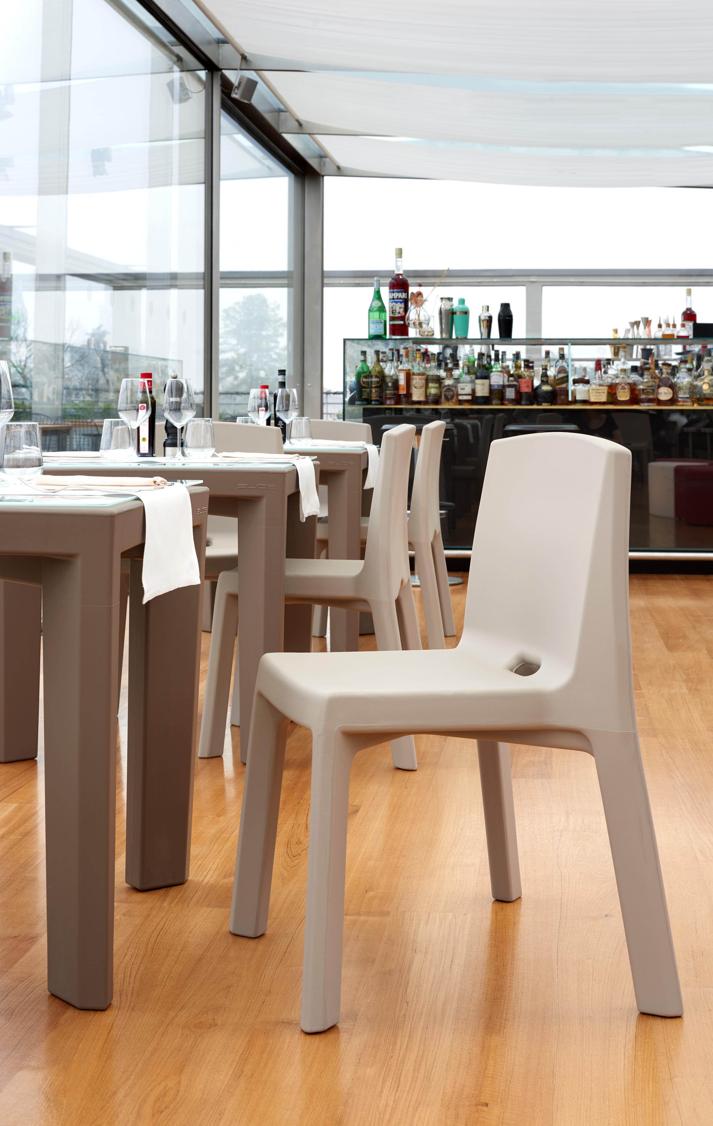 Postmoderne Ensemble de 2 chaises Q4 marron chocolat par Jorge Najera en vente