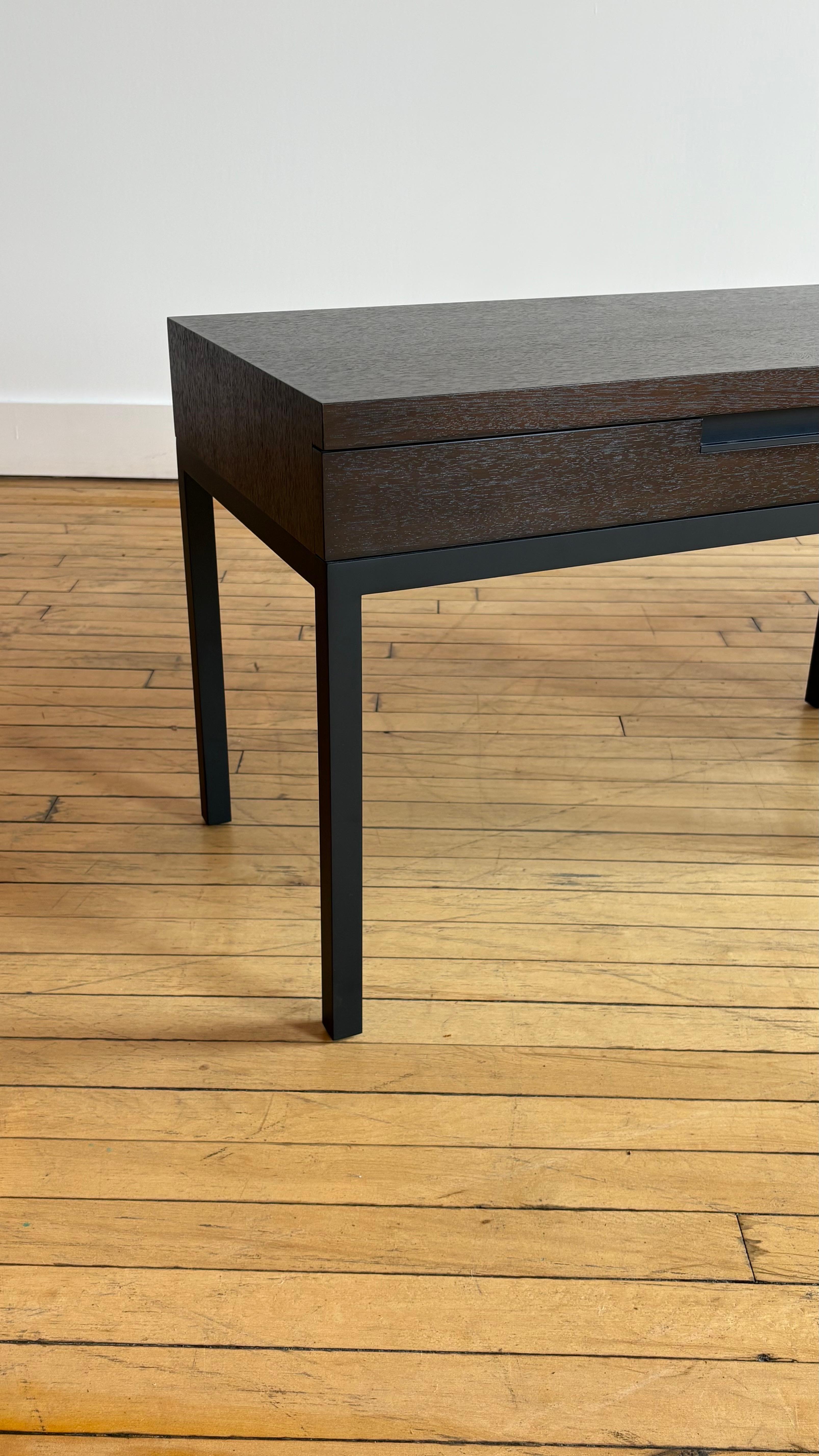 Faussement lourd. Incroyablement bien conçu. 

Magnifiques tables de chevet de Christian Liaigre avec plateau coulissant peu profond pour les bijoux. 

Très bon état général. 

Nous disposons de la plus grande collection de meubles d'occasion