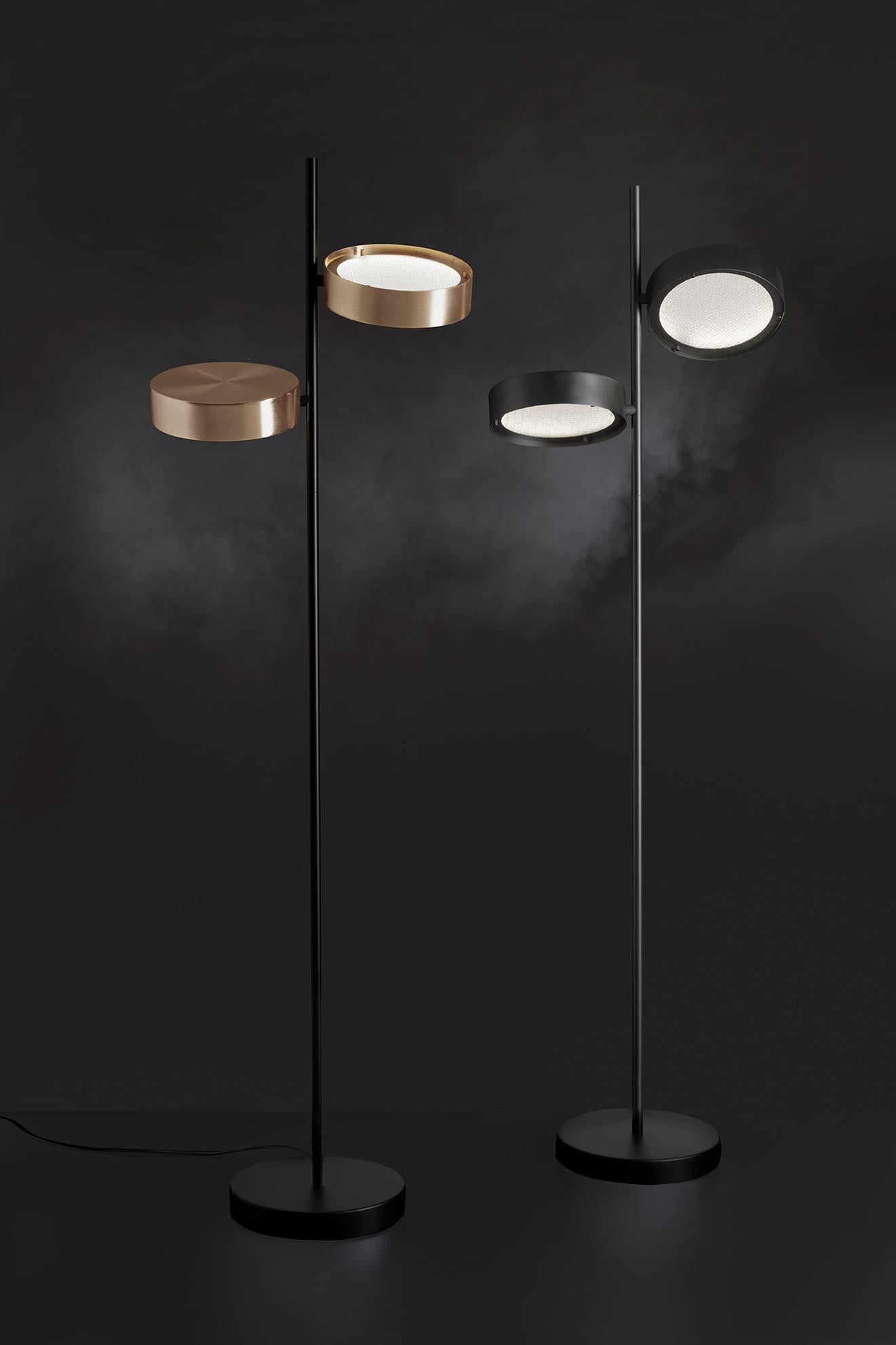 Lámpara de pie modelo Berlin 323, de Christophe Pillet.

Fabricado por Oluce, Italia.

Materiales:
Metal, cristal

Dimensiones:
Ø 30 cm, H 180 cm

Estas son las dimensiones de la base y la altura, el fabricante no facilita las dimensiones exactas de