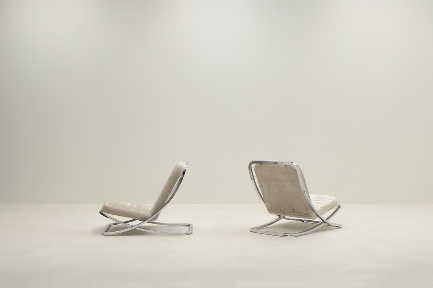 Set of 2 chrome slipper chairs, 1970s europe. Chrome frame and reupholstered seat. Reupholstered in a champagne velour / mohair like fabric. We find the same chairs under Porsche design. We don’t know if this has to do with Ferdinand Porsche, if the