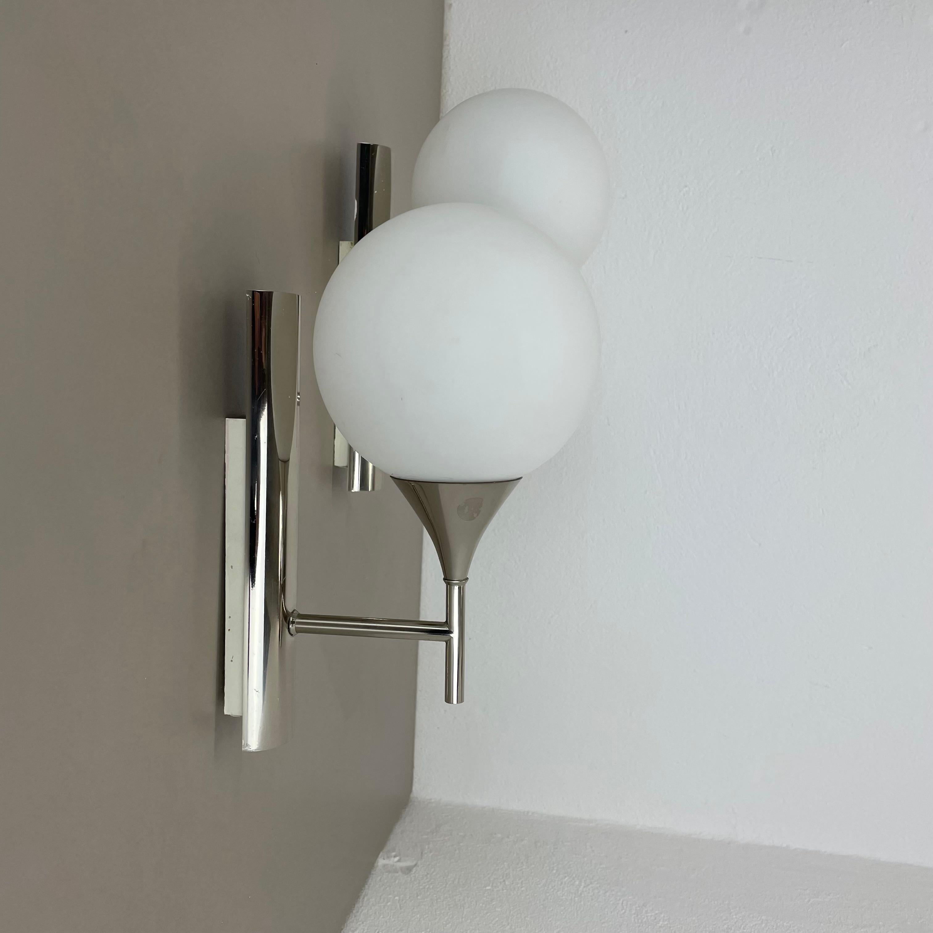 Artikel:

Wandleuchte 2er Set

Aus verchromtem Metall



Design: wird GAETANO SCIOLARI zugeschrieben


Herkunft: ITALIEN



Alter:

1970s



Dieses modernistische Leuchtenset wurde in den 1970er Jahren in ITALIEN hergestellt. Es ist aus massivem