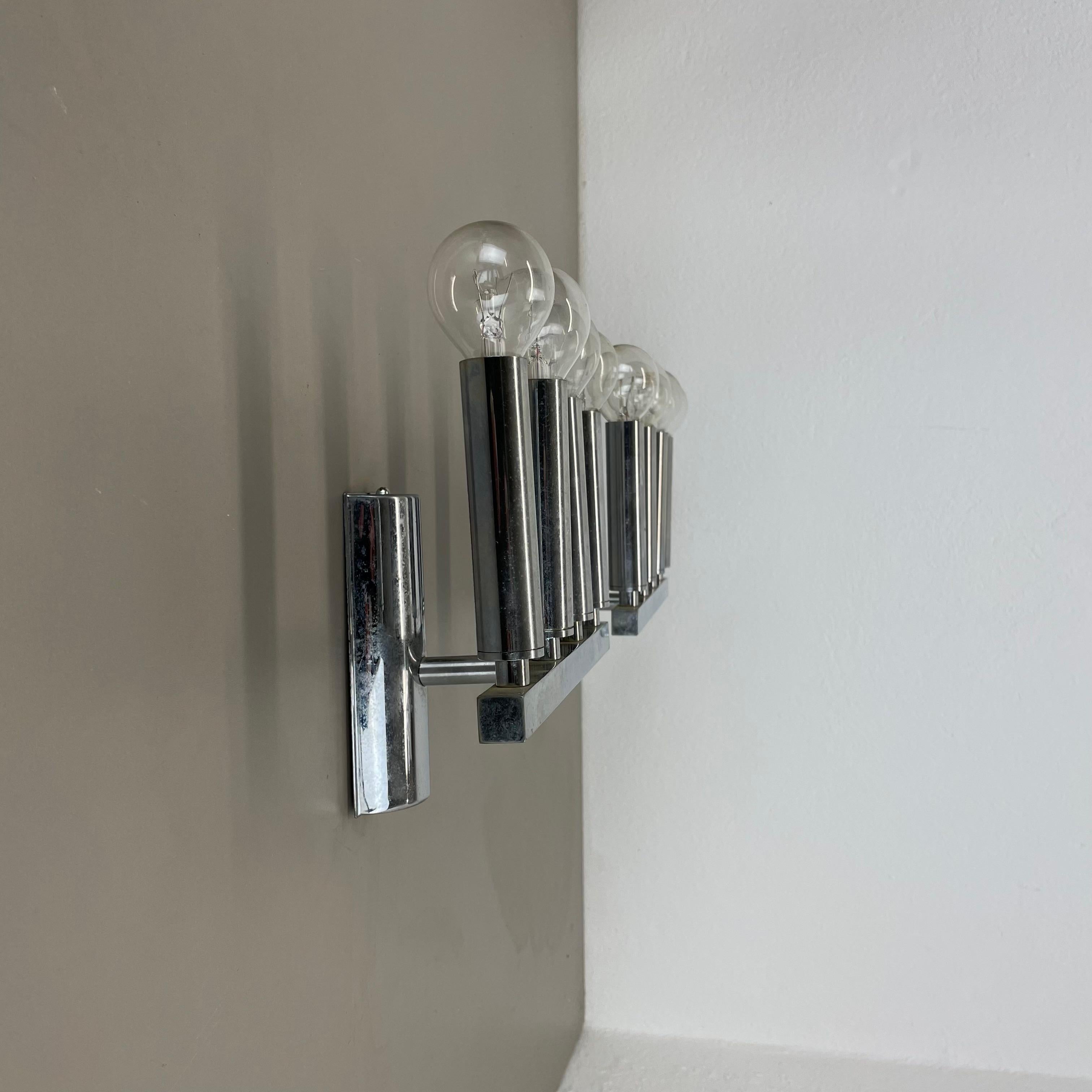 Artikel:

Wandleuchte 2er Set

Aus verchromtem Metall



Design: wird GAETANO SCIOLARI zugeschrieben


Herkunft: ITALIEN



Alter:

1970s



Dieses modernistische Leuchtenset wurde in den 1970er Jahren in ITALIEN hergestellt. Es ist aus massivem