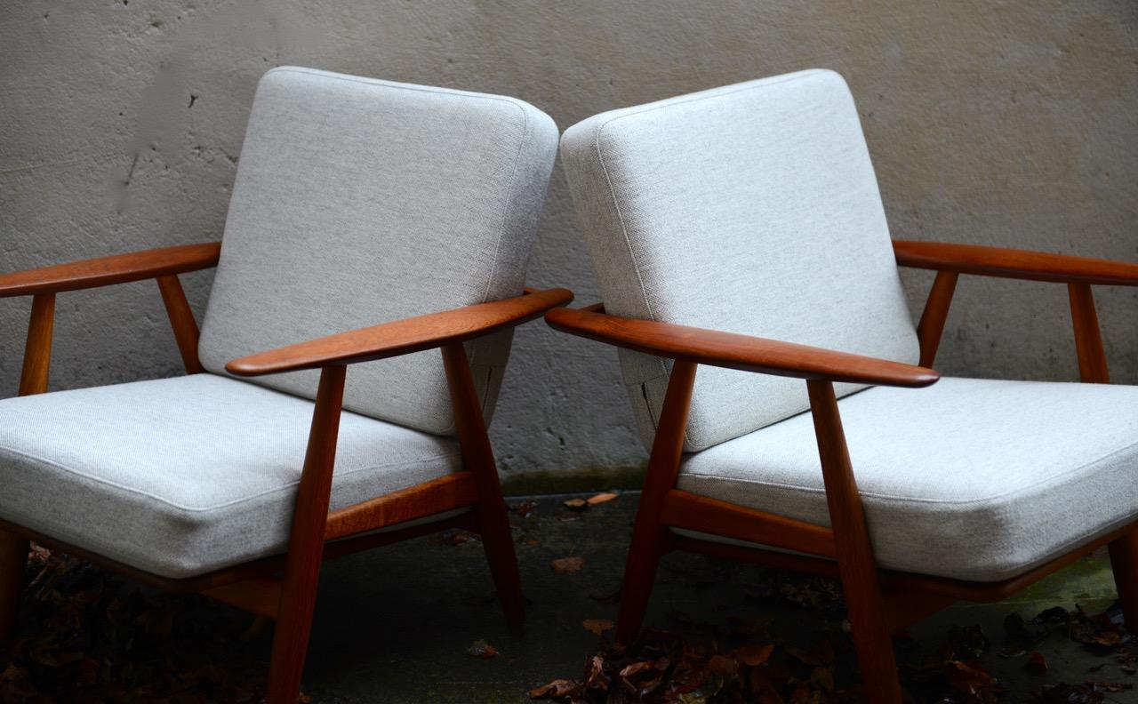 2 vintage cigar chairs made of oak and teak with re-upholstered original cushions in fabric (Hallingdal fabric). Produced in Denmark by GETAMA circa 1960. Design by Hans J. Wegner who is considered one of the all-time greatest midcentury