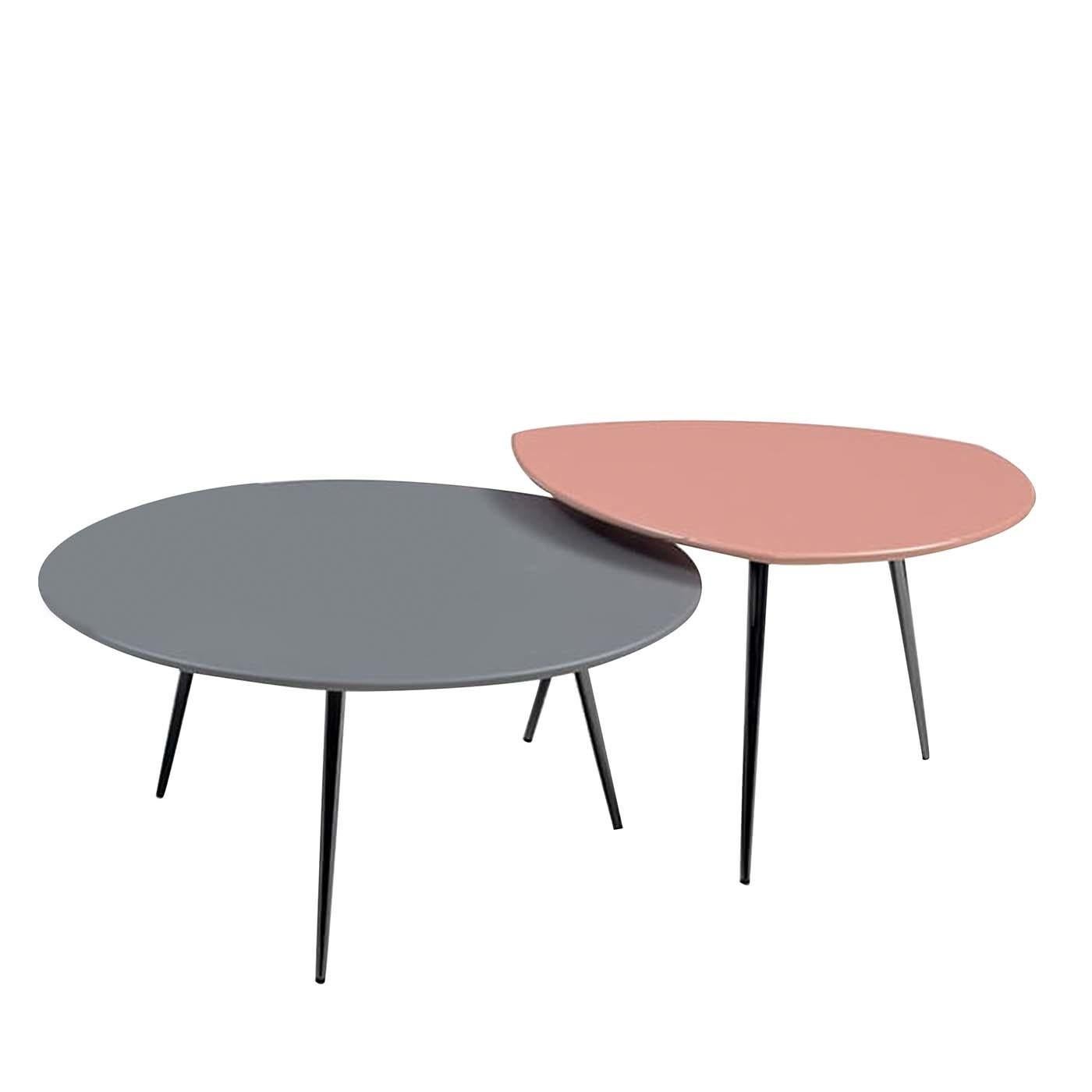 These stunning pieces of functional decor are part of the Cinquanta collection, named after the 1950s, a decade when charm and elegance were expressed in curved shapes and pastel colors. In this case, the MDF tops have grey and pink colors (also