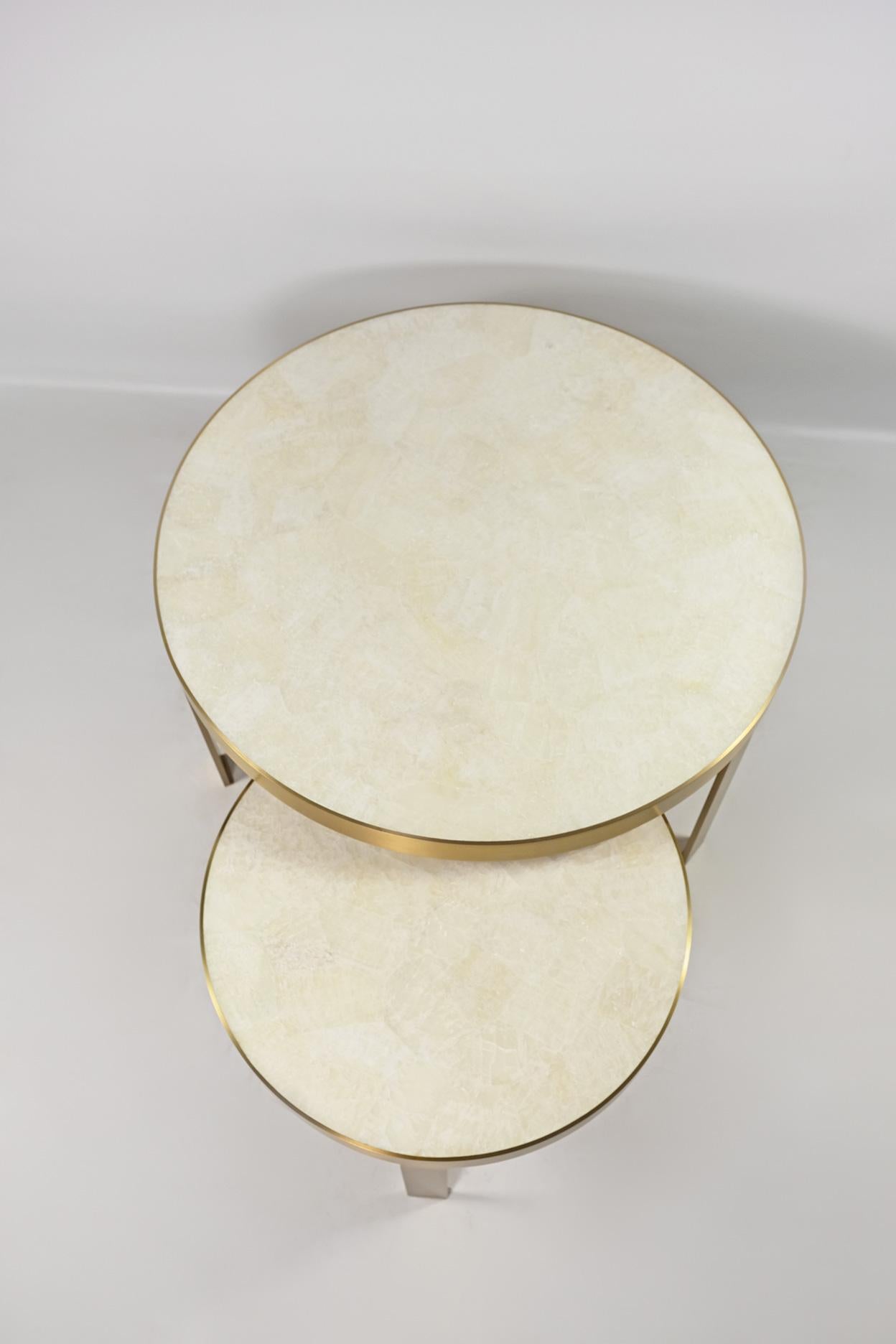 Français Ensemble de 2 tables basses circulaires en cristal de roche et laiton par Ginger Brown en vente
