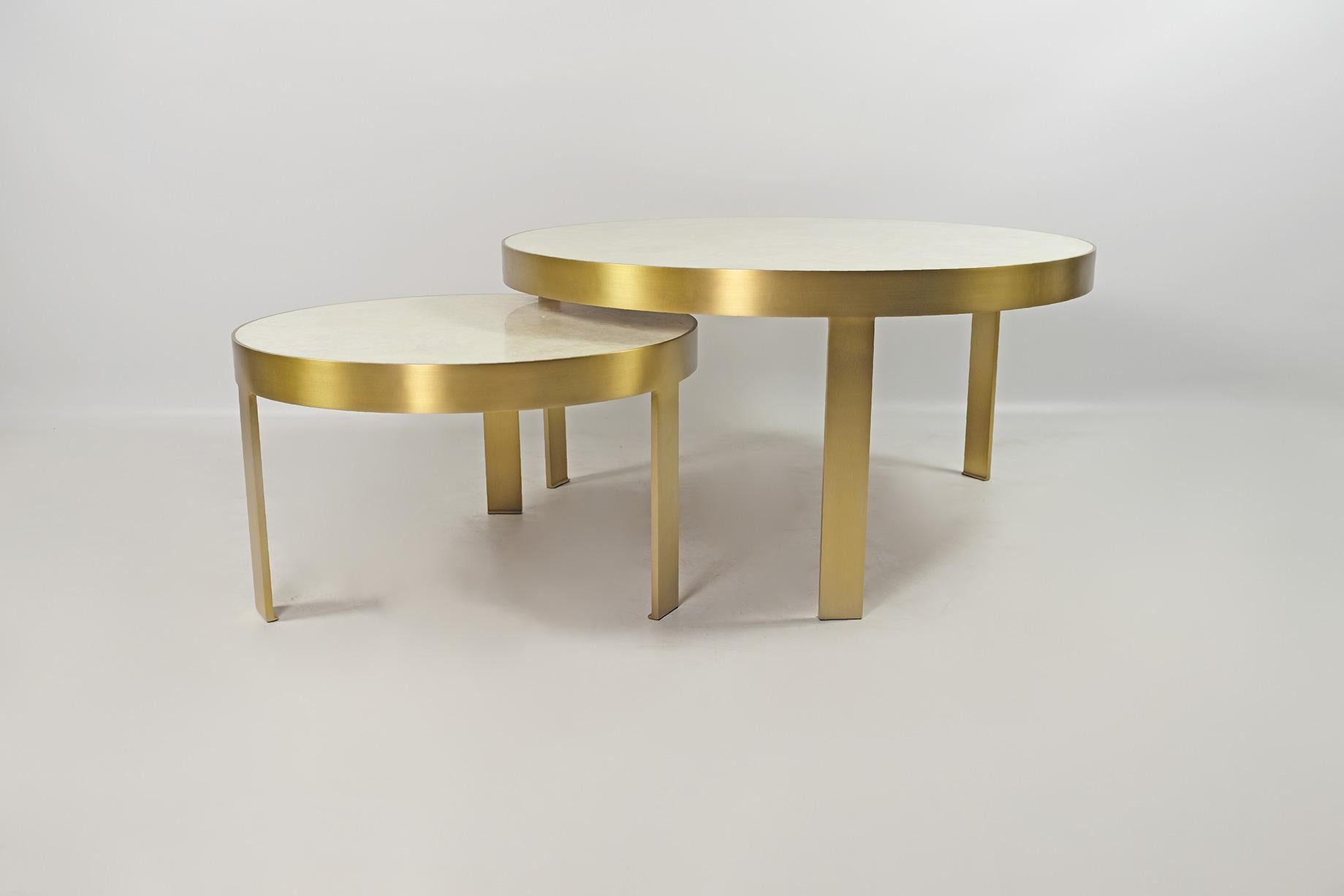 Fait main Ensemble de 2 tables basses circulaires en cristal de roche et laiton par Ginger Brown en vente
