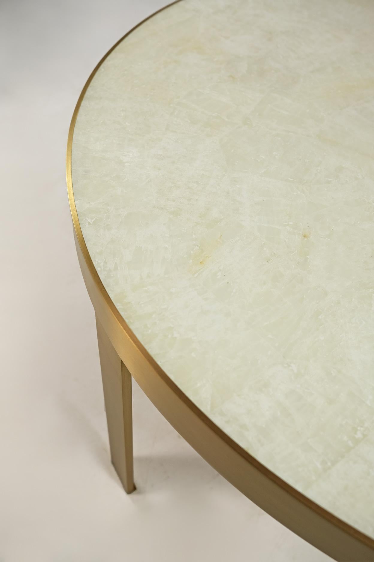 Ensemble de 2 tables basses circulaires en cristal de roche et laiton par Ginger Brown Neuf - En vente à Bourguebus, FR