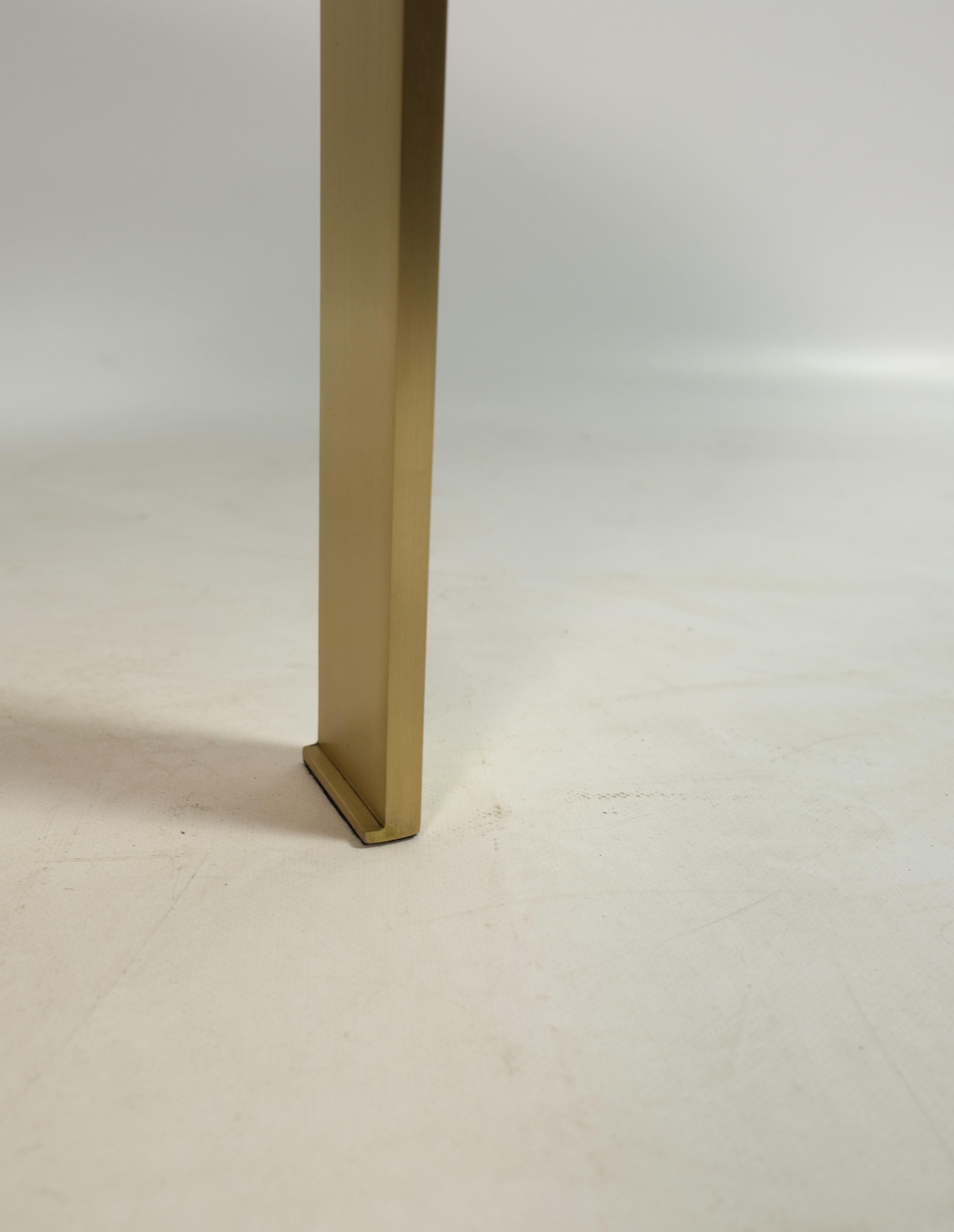 XXIe siècle et contemporain Ensemble de 2 tables basses circulaires en cristal de roche et laiton par Ginger Brown en vente
