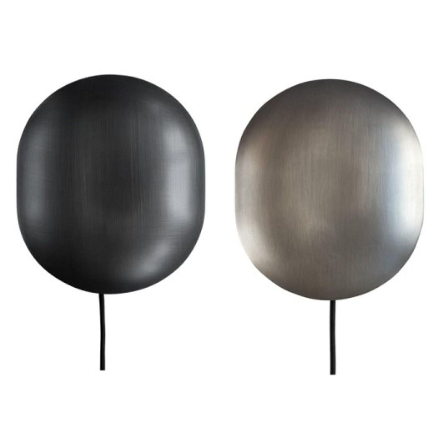 Set of 2 clam wall lamps by 101 Copenhagen
Designed by Kristian Sofus Hansen & Tommy Hyldahl
Dimensions: L 14 x W 22 x H 26 cm
Cable length: 170 cm
This product is not wired for USA
Materials: metal: plated metal / zink
Cable: fabric covered cable /