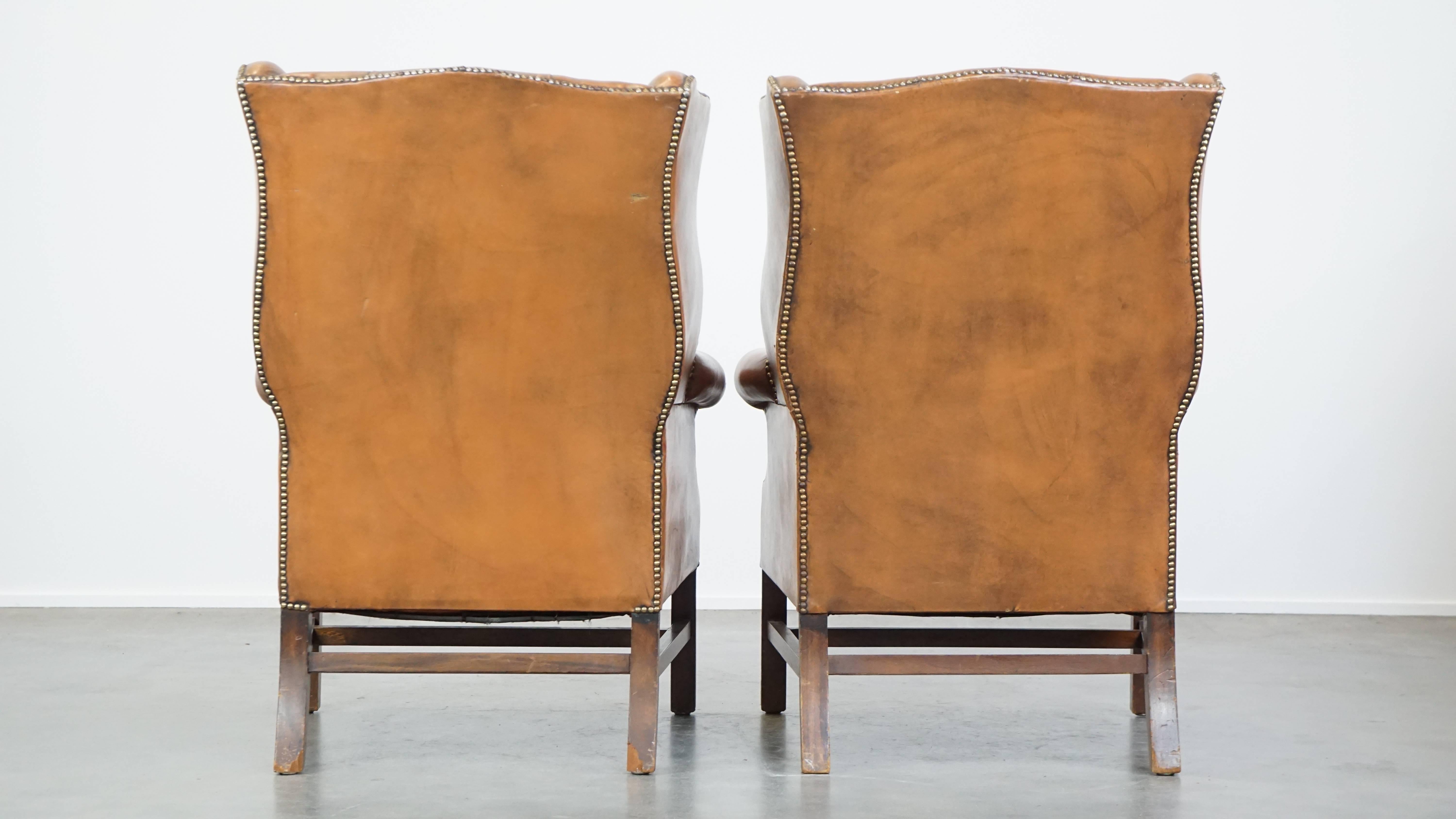 Set of 2 Classic Vintage Genuine Leather English Chesterfield Wingback Armchairs In Good Condition For Sale In Harderwijk, NL