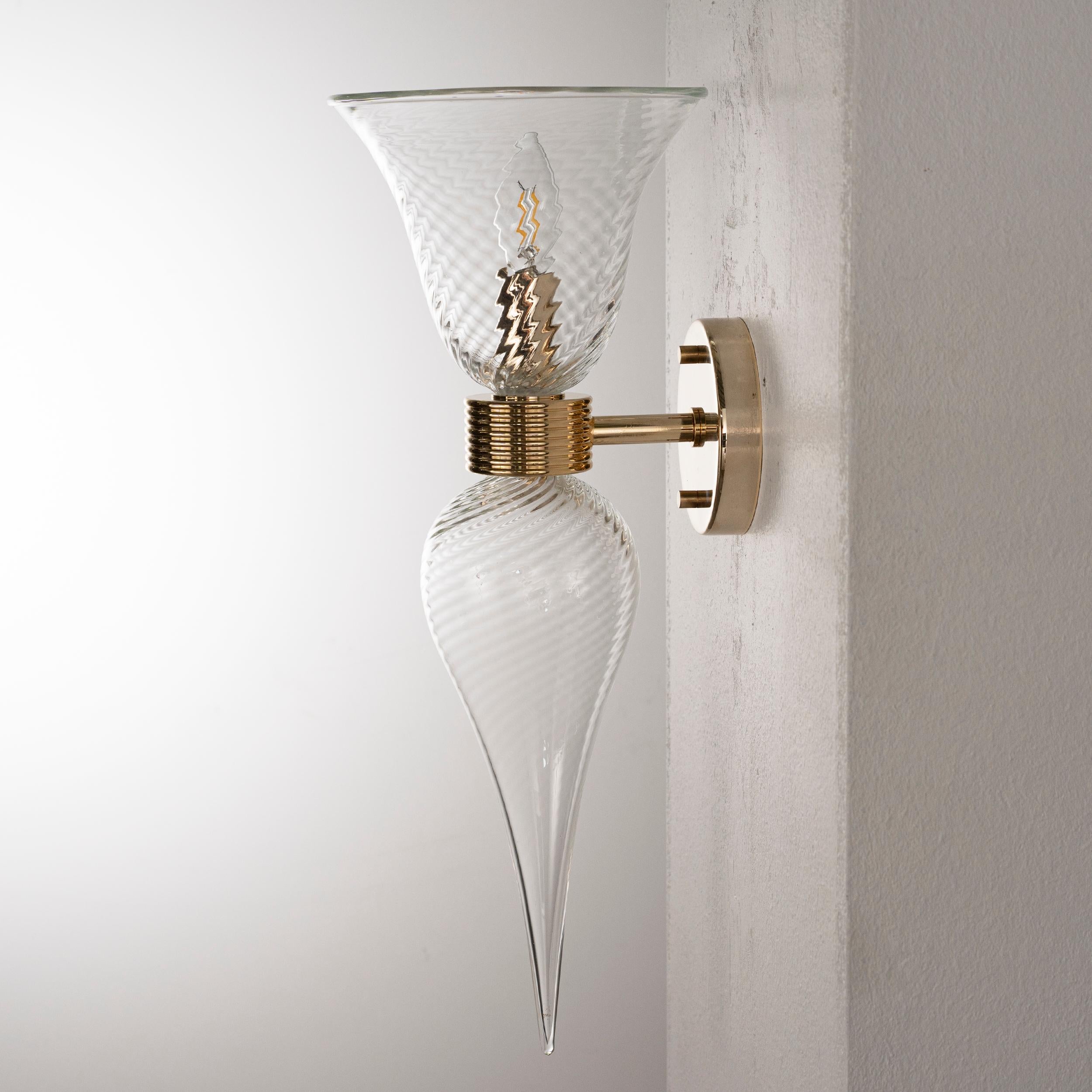 Set di 2 lampade da parete in vetro trasparente con struttura in ottone, Made in Italy, in stock
Condizioni: condizioni praticamente perfette e mai usate: nessun graffio pesante, nessun difetto, nessuna crepa, nessuna parte mancante.
 
Tipo: Lampada