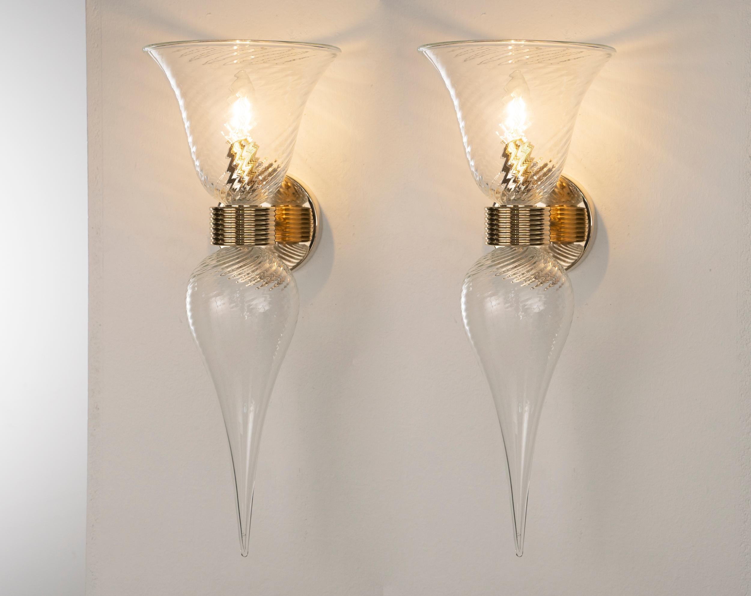 Italiano Set di 2 lampade da parete in vetro di Murano trasparente con cornice dorata Made in Italy, in stock in vendita