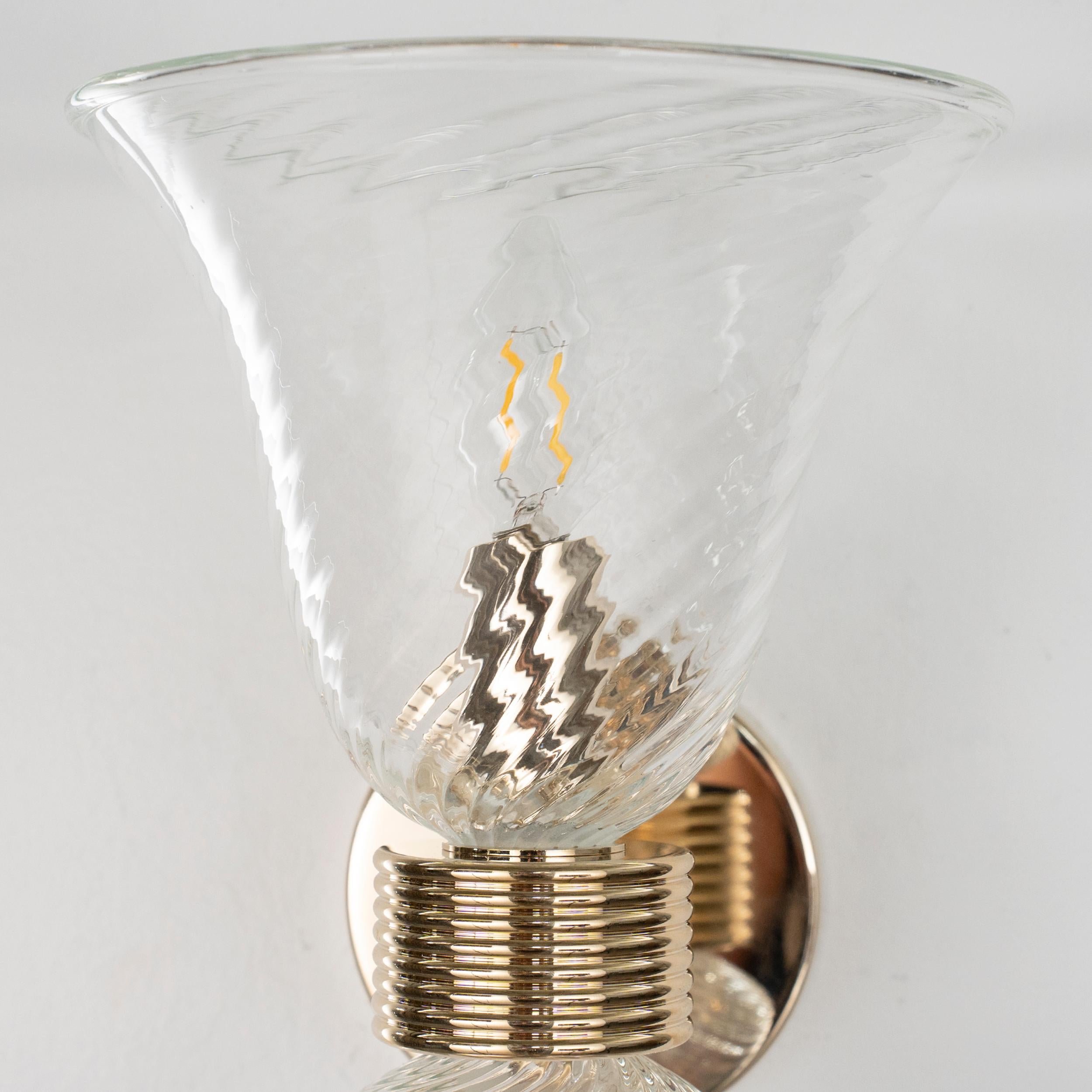 Vetro di Murano Set di 2 lampade da parete in vetro di Murano trasparente con cornice dorata Made in Italy, in stock in vendita