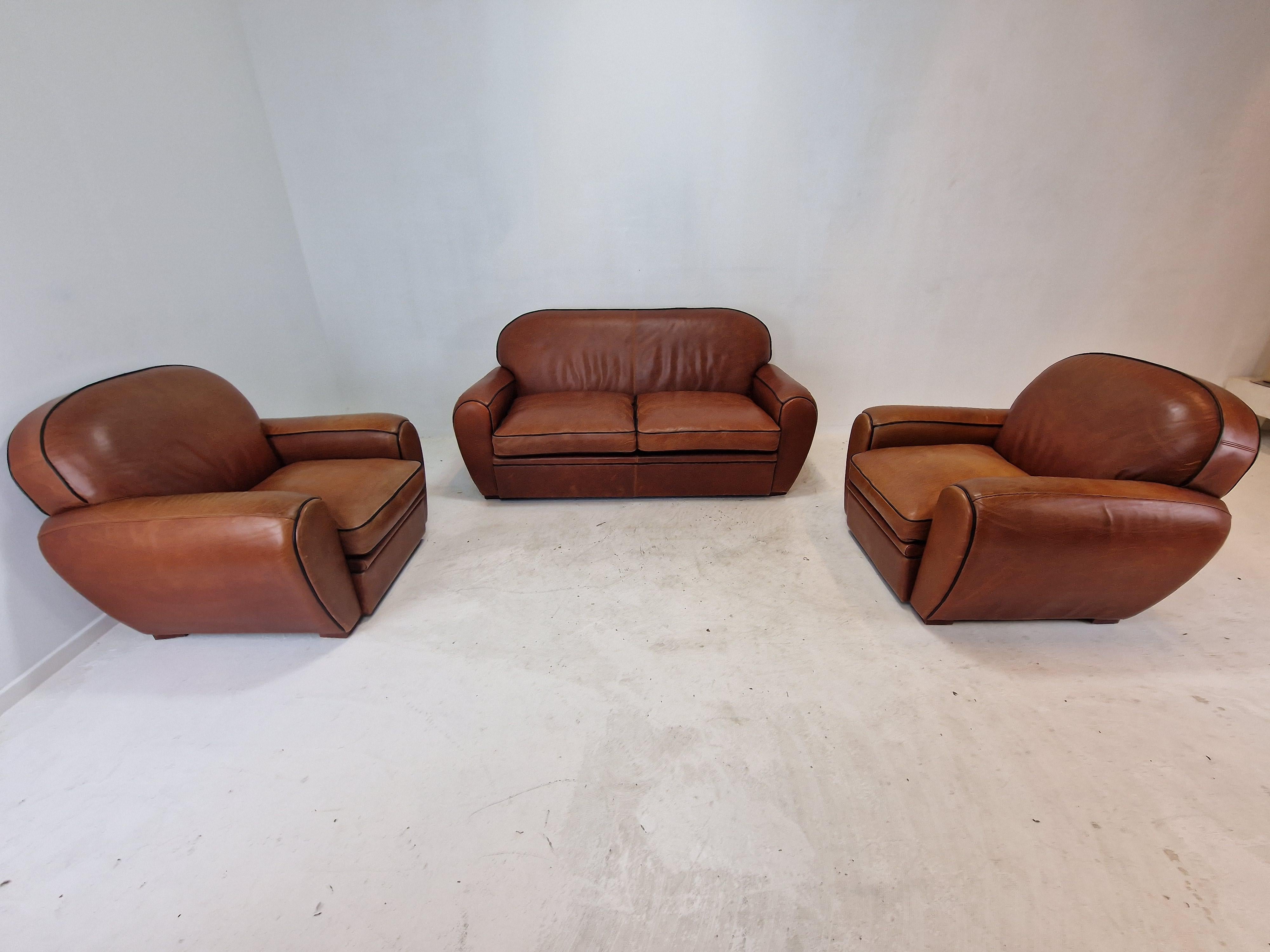 Splendido set di 2 sedie Club e 1 divano Club realizzato da Jan Frantzen, Paesi Bassi.

Questo modello è stato progettato all'inizio del XX secolo. 
In tutta la sua semplicità, questo design continua a essere molto apprezzato. 

Rivestito in morbida