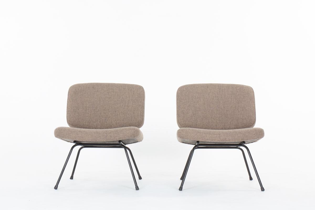 Ensemble de 2 chaises basses par Pierre Paulin dans les années 50, édité par Thonet
Modèle CM190 
Structure tubulaire noire en métal, assise et dossier en mousse recouverts d'un tissu gris.
Modèle Icone
