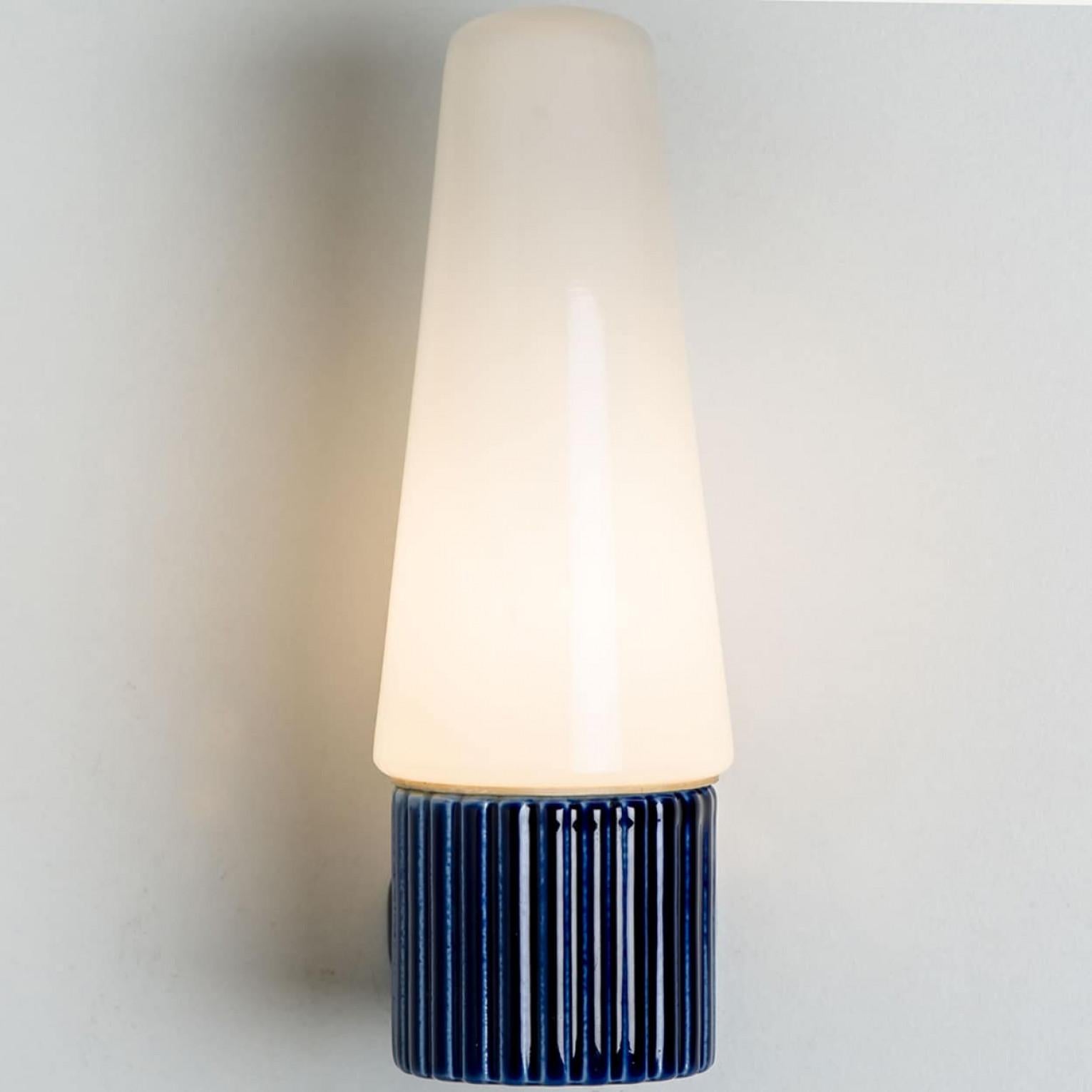 Ensemble de 2 lampes murales en céramique cobalt et verre opalin, Suède 1960 en vente 2