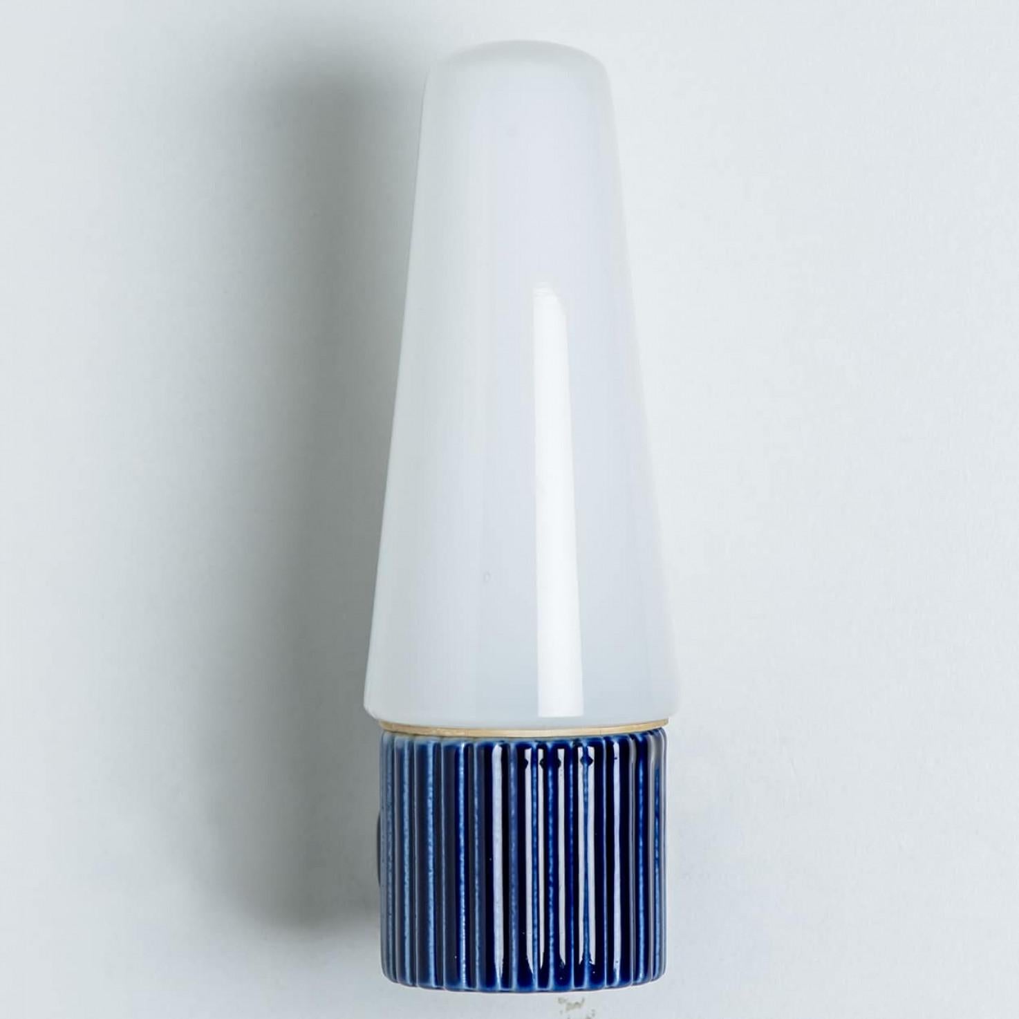 Ensemble de 2 lampes murales en céramique cobalt et verre opalin, Suède 1960 en vente 3