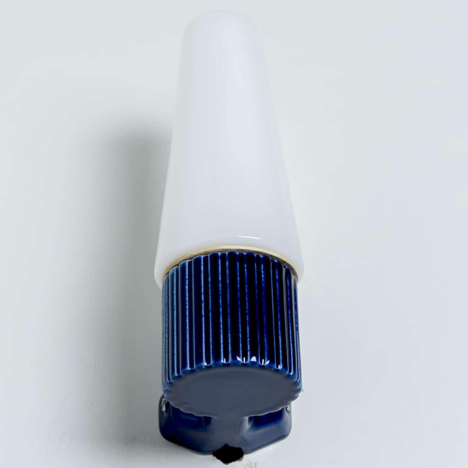 Ensemble de 2 lampes murales en céramique cobalt et verre opalin, Suède 1960 en vente 4