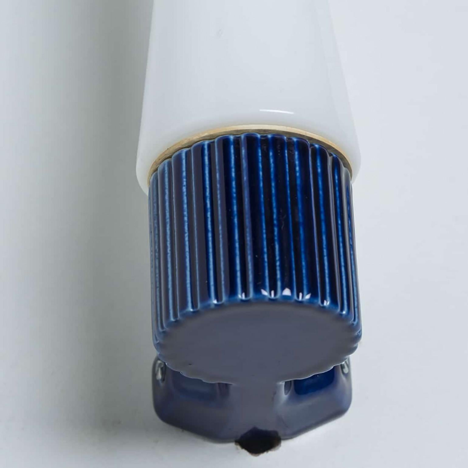 Ensemble de 2 lampes murales en céramique cobalt et verre opalin, Suède 1960 en vente 5